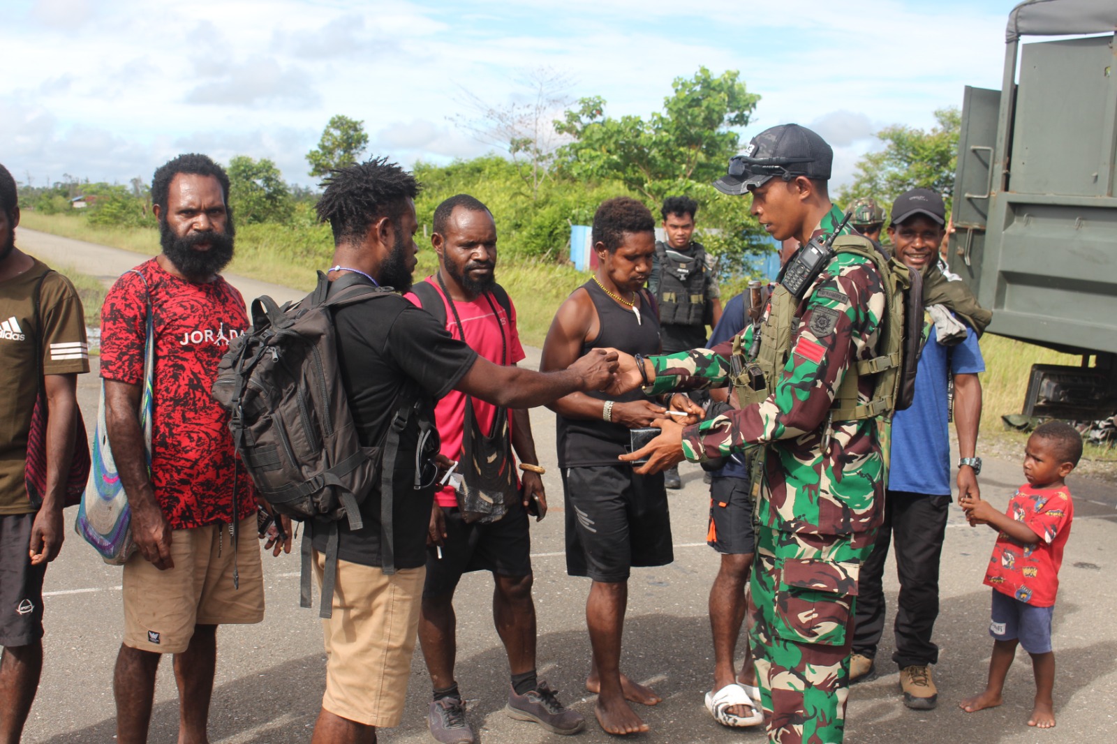 Komsos Satgas Yonif 503/Mayangkara, Ciptakan Respon Positif Masyarakat Kenyam