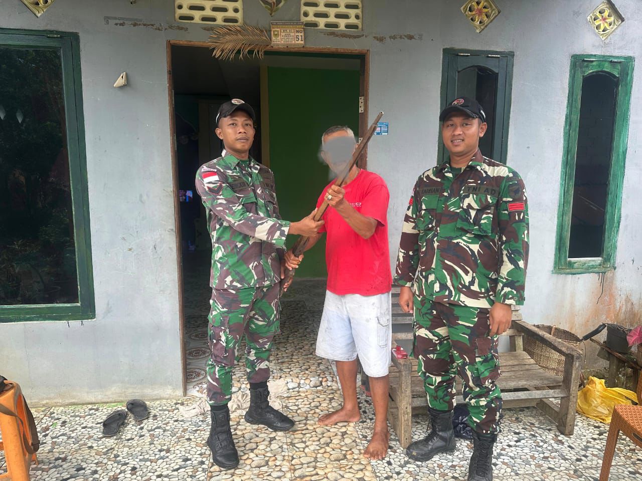 Satgas Pamtas Yonkav 12/BC Kembali Terima Penyerahan Senjata Rakitan