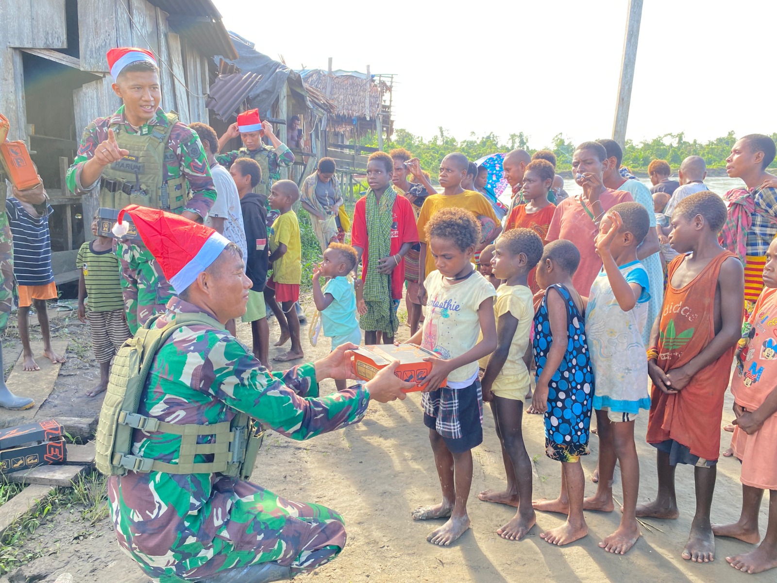 Sambut Natal dan Tahun Baru, Satgas Yonif 503/Mayangkara Hadirkan Banyak Kejutan di Papua