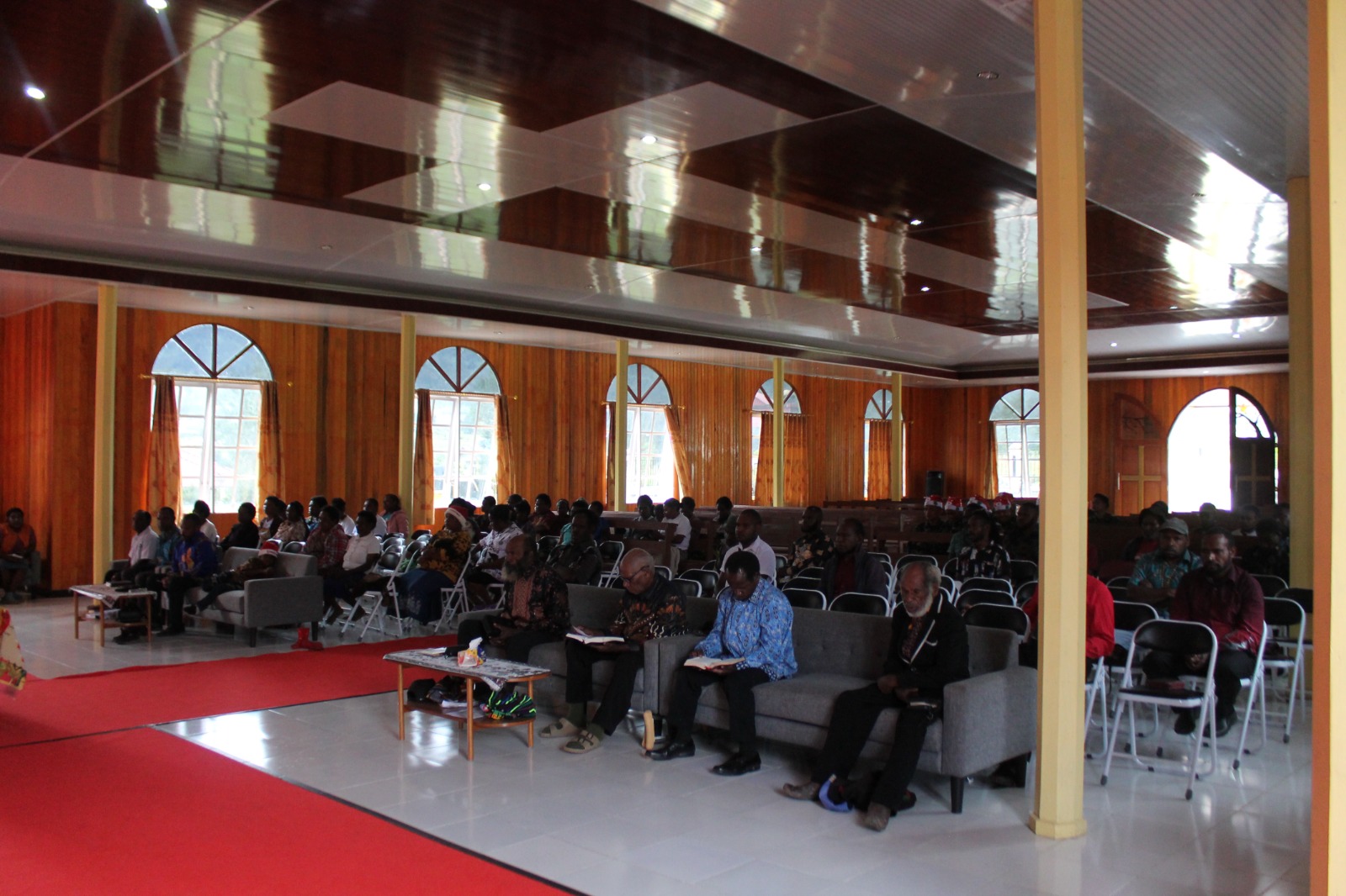 Satgas Yonif 323/Buaya Putih Laksanakan Ibadah Mingguan dan Berbagi Sukacita Natal dengan Masyarakat