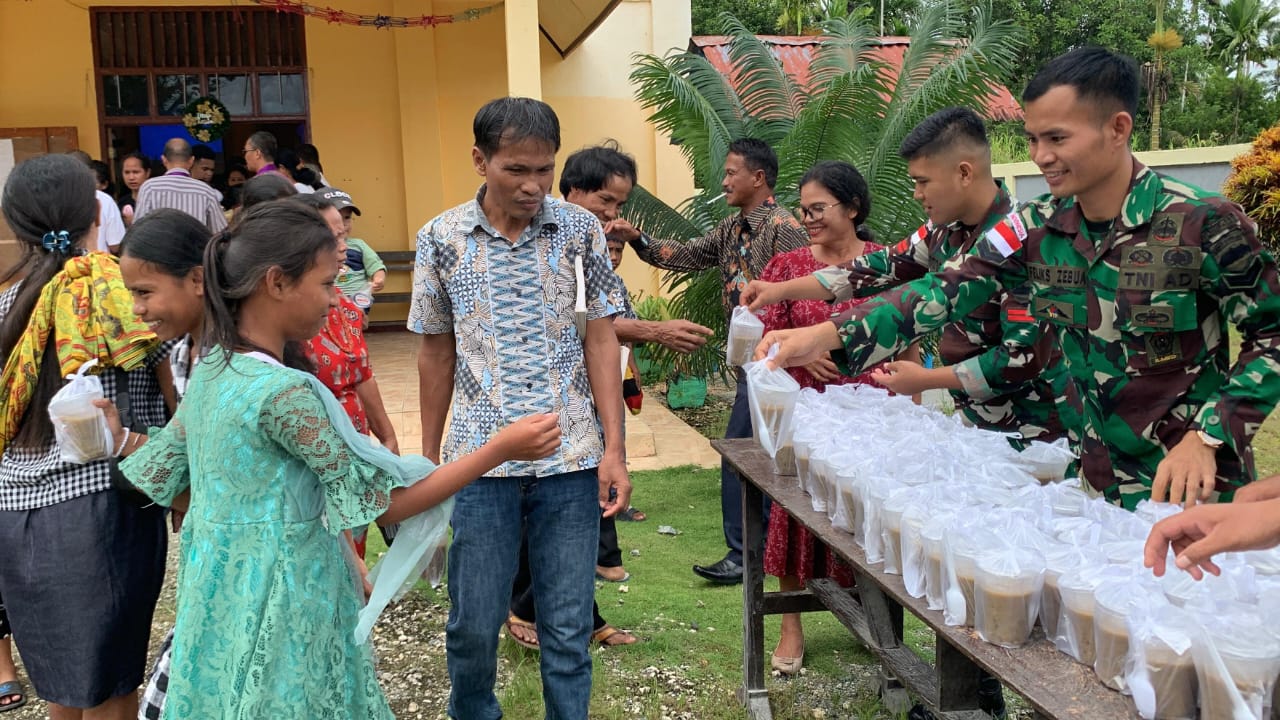 Minggu Kasih di Hari Penuh Berkah, Satgas Yonif 131/BRS Bagikan Makanan Kepada Jemaat Gereja GKI Pisoon