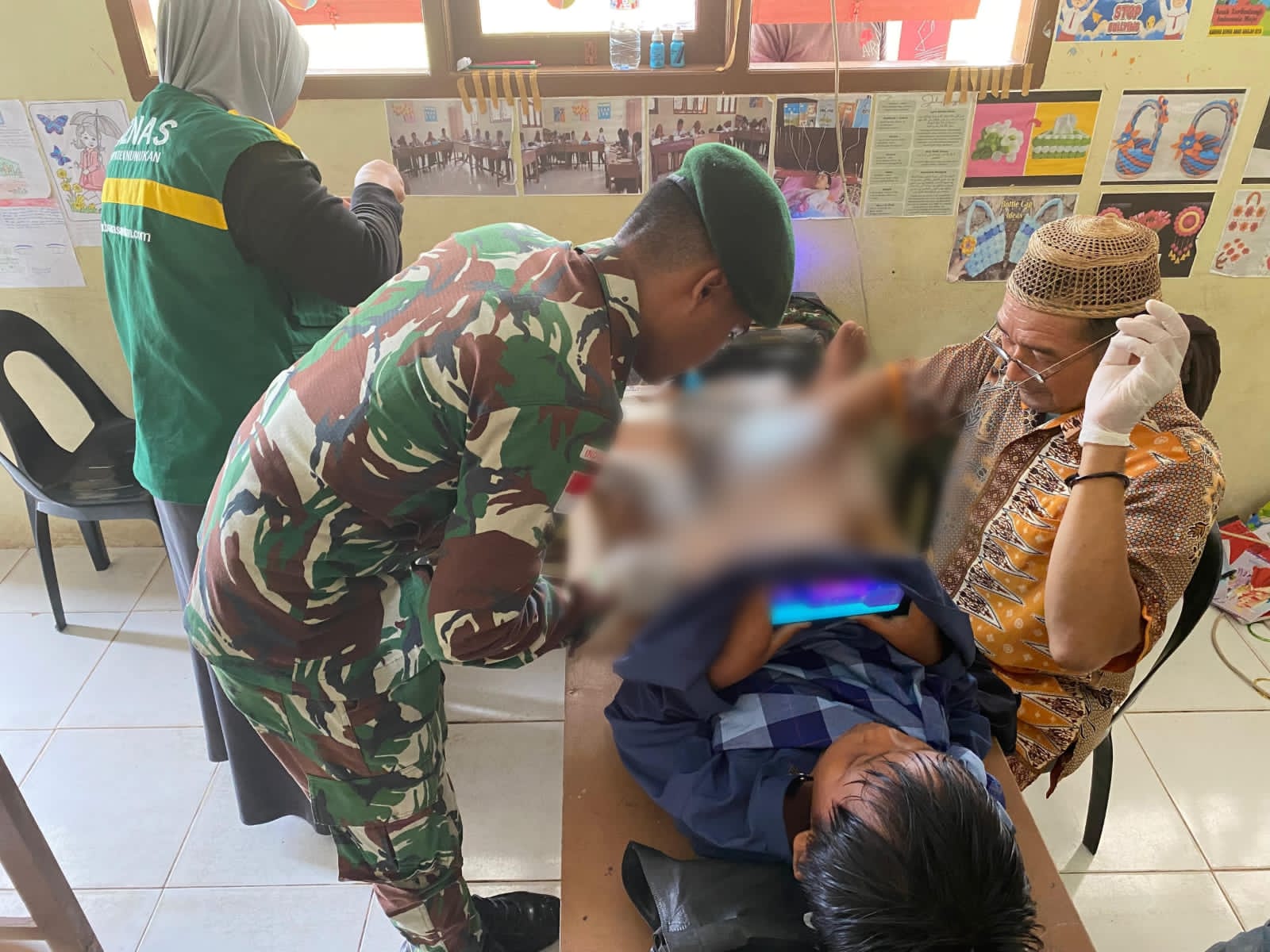 Satgas Pamtas Yonarmed 11 Kostrad Bersama Baznas Gelar Khitanan Massal di Perbatasan