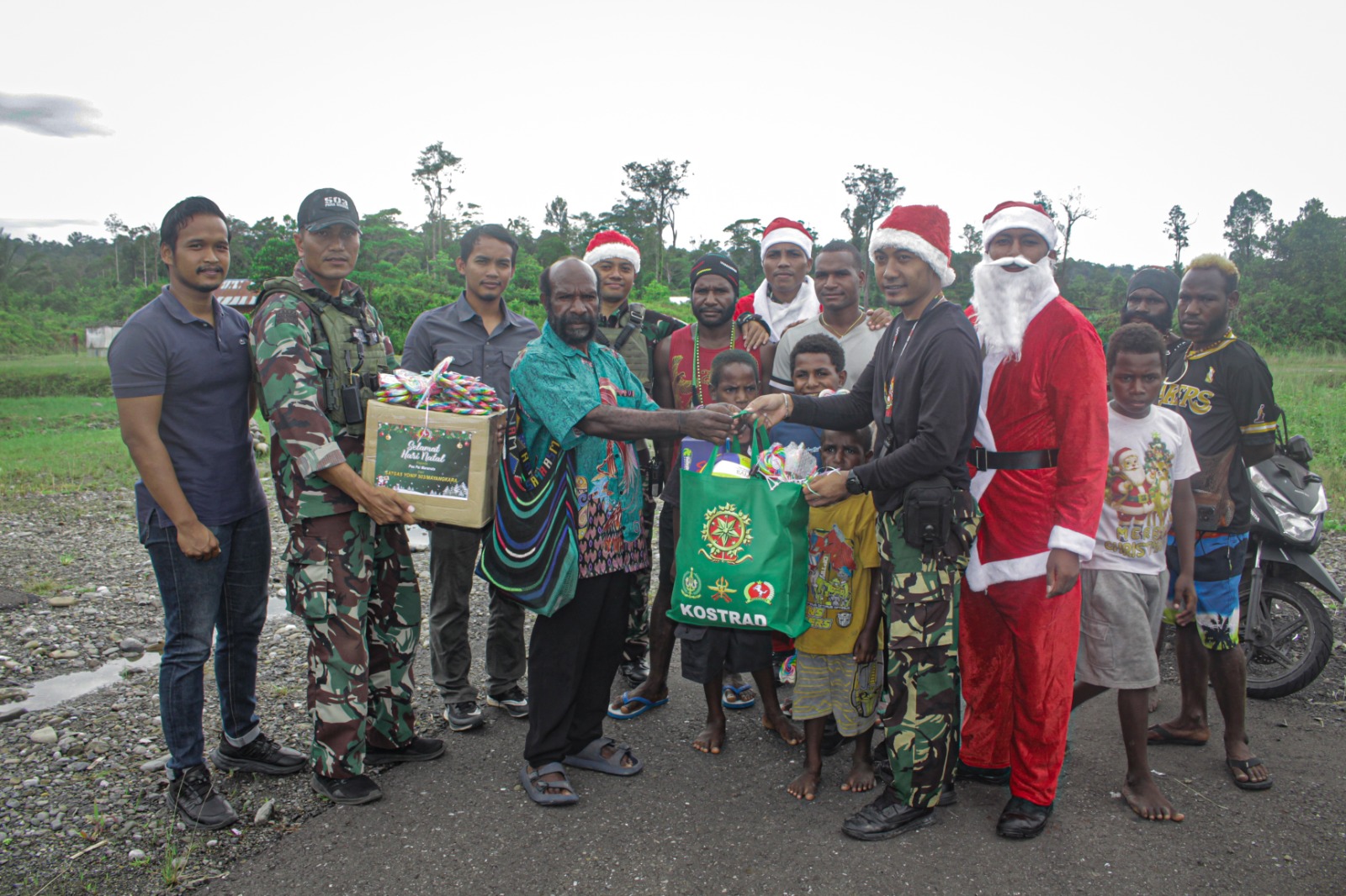 Suka Cita Natal Bersama Santa Claus Mayangkara Untuk Warga Papua