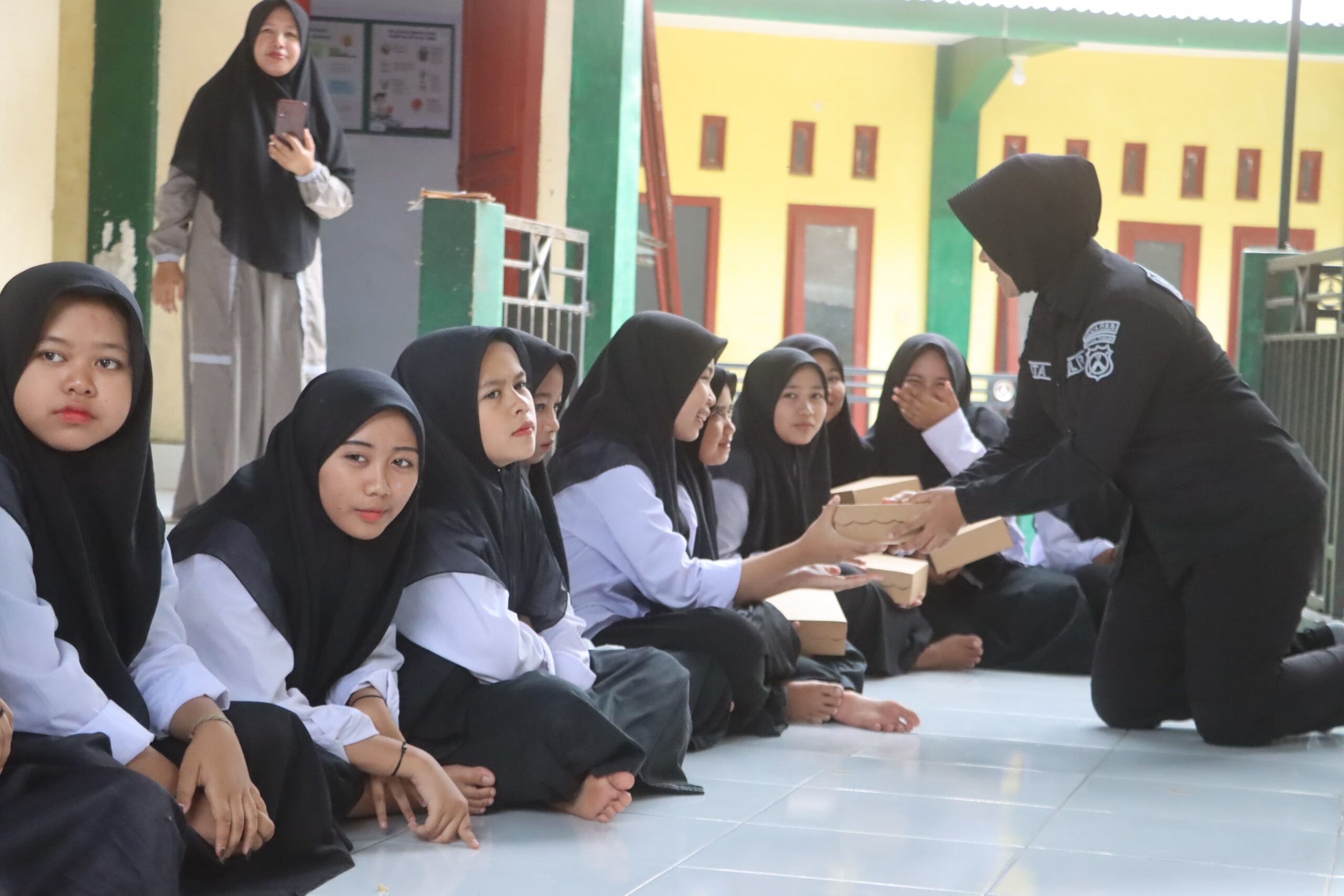 Wujudkan Program Asta Cita Polres Probolinggo Berbagi Makanan Bergizi di Sekolah