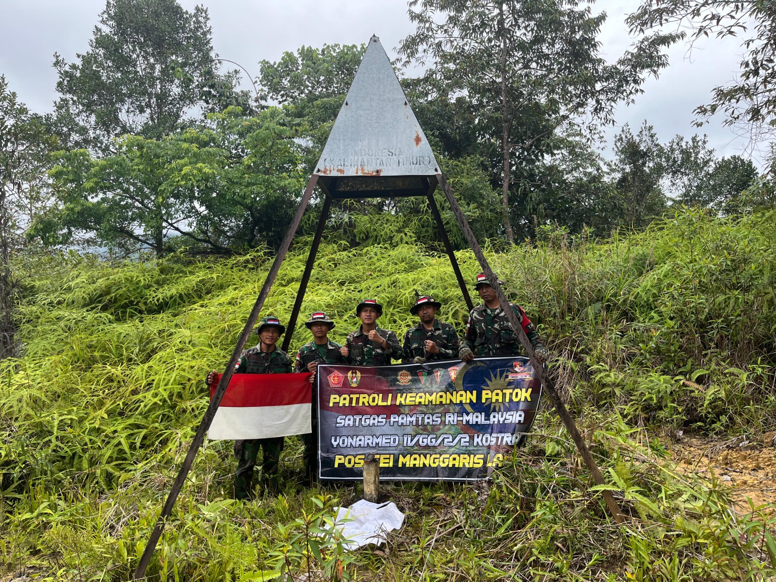 Garda Terdepan Keamanan Perbatasan, Satgas Pamtas Yonarmed 11 Kostrad Laksanakan Patroli Patok