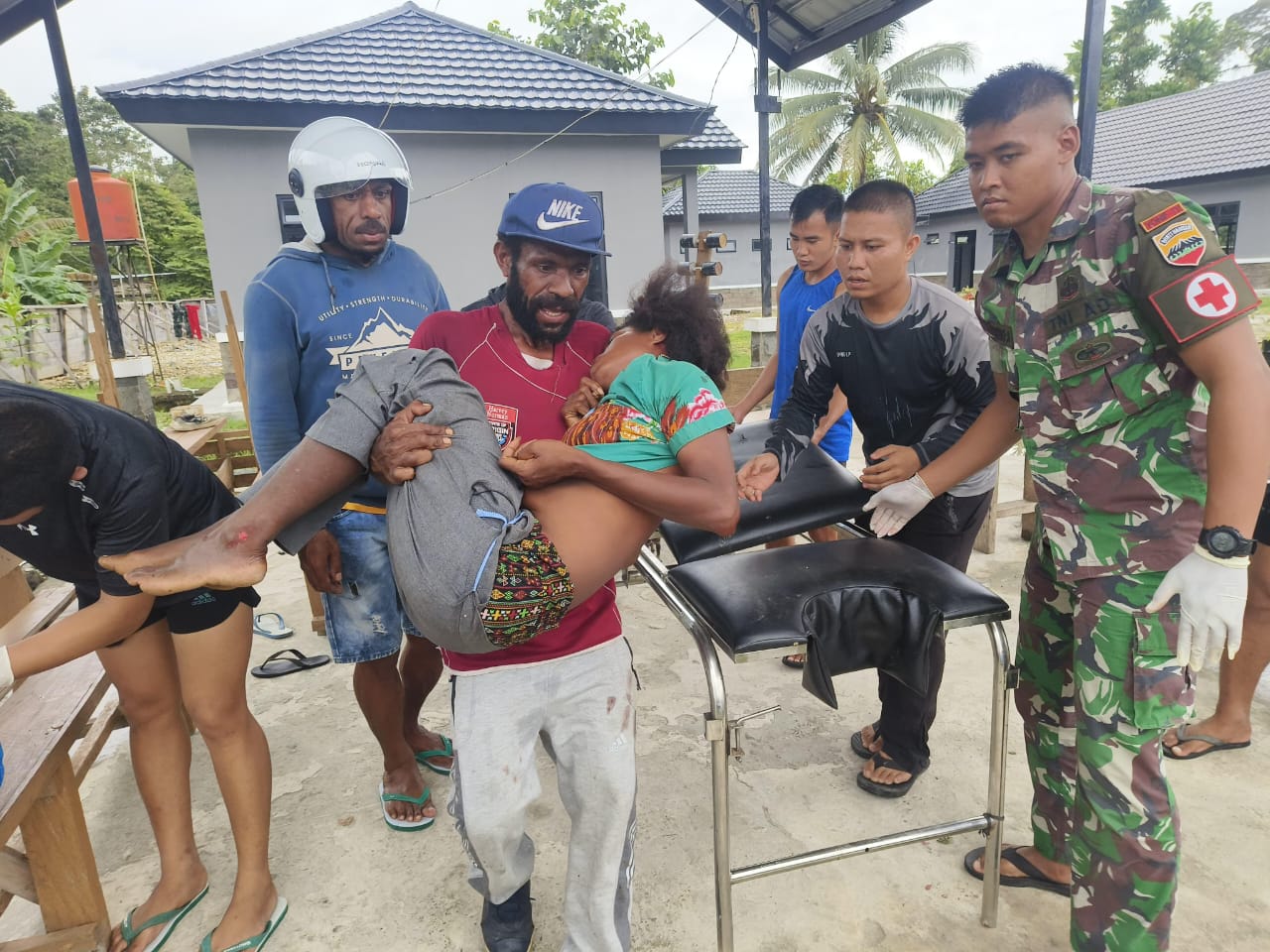 Gerak Cepat, Satgas Yonif 131/BRS Tolong Korban Kecelakaan Di Perbatasan Papua