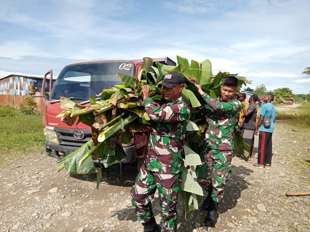 Satgas Yonif 503/Mayangkara Hadiri Acara Tradisi Bakar Batu Papua Pegunungan