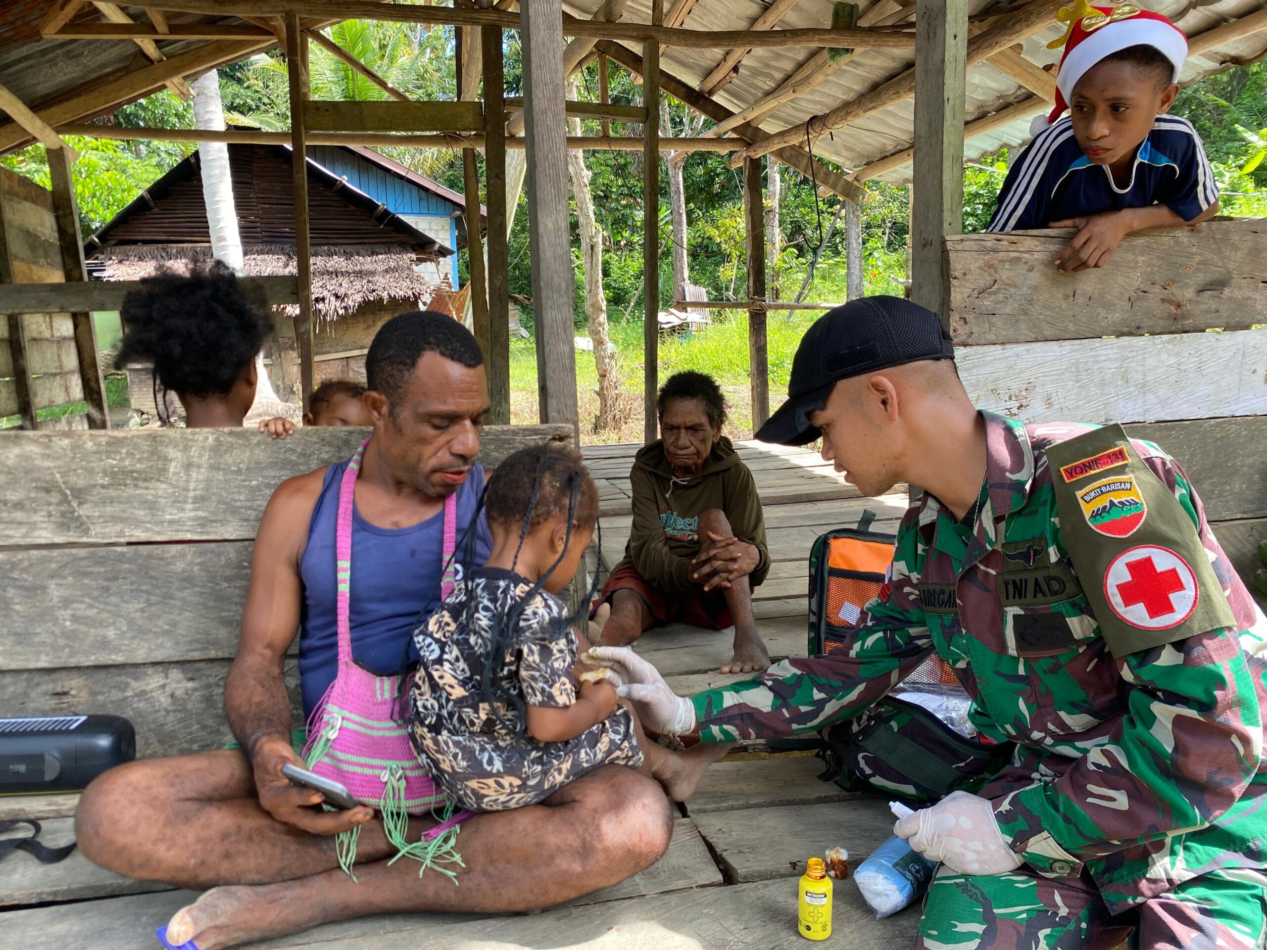 Peduli Kesehatan Masyarakat, Satgas Yonif 131/BRS Bergerak Berikan Pelayanan Kesehatan di Kampung Kalilapar