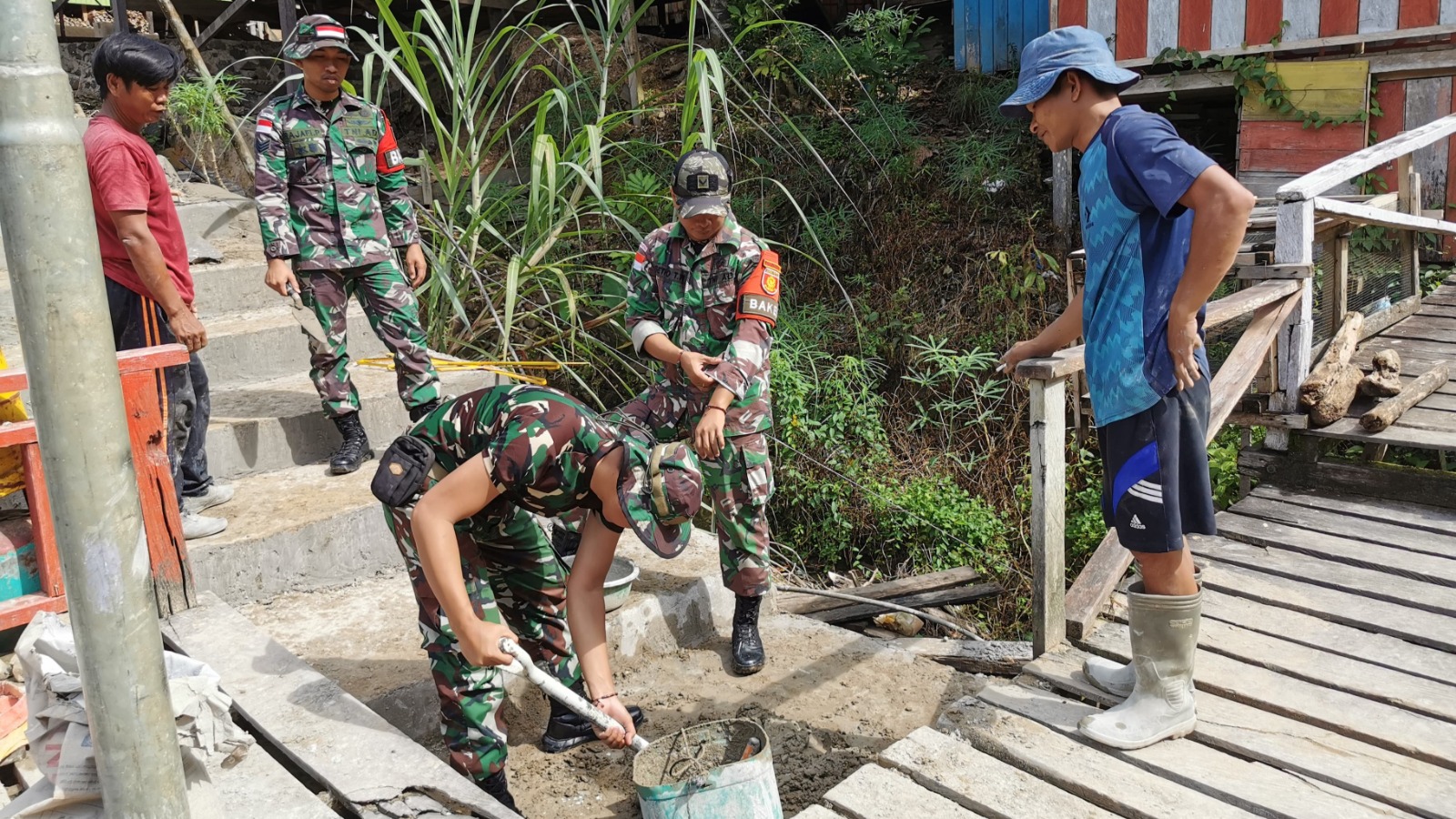 Semangat Gotong Royong, Satgas Pamtas Yonarmed 11 Kostrad Bersama Masyarakat Bangun Jalan Setapak