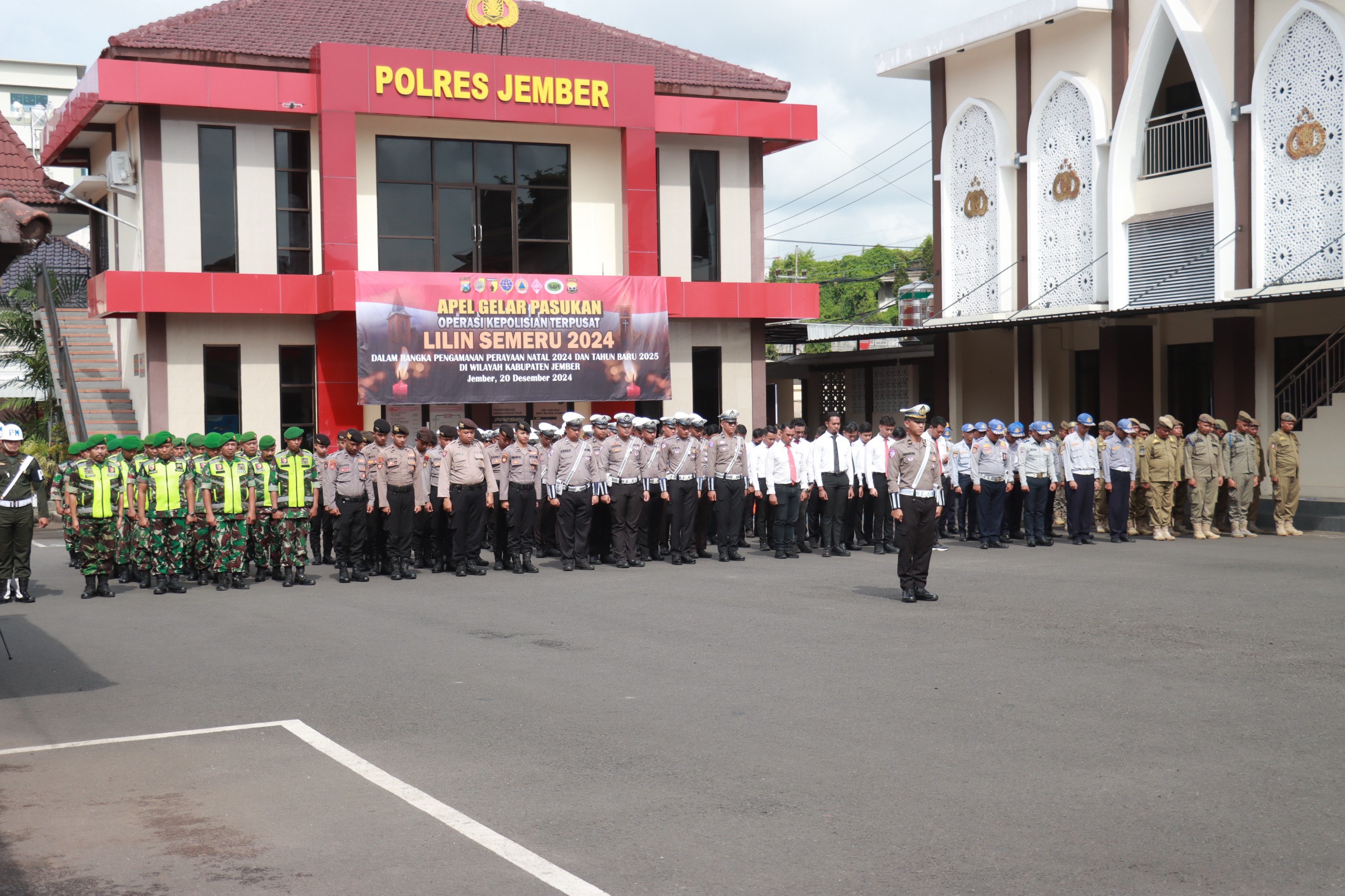 Dalam Rangka Perayaan Natal 2024 dan Tahun Baru 2025, Polres Jember Gelar Pasukan Operasi Lilin Semeru