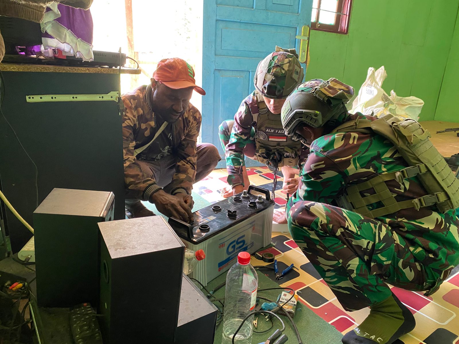 Satgas Yonif 323 Buaya Putih Kostrad Bantu Perbaiki Instalasi Listrik Warga Sekitar