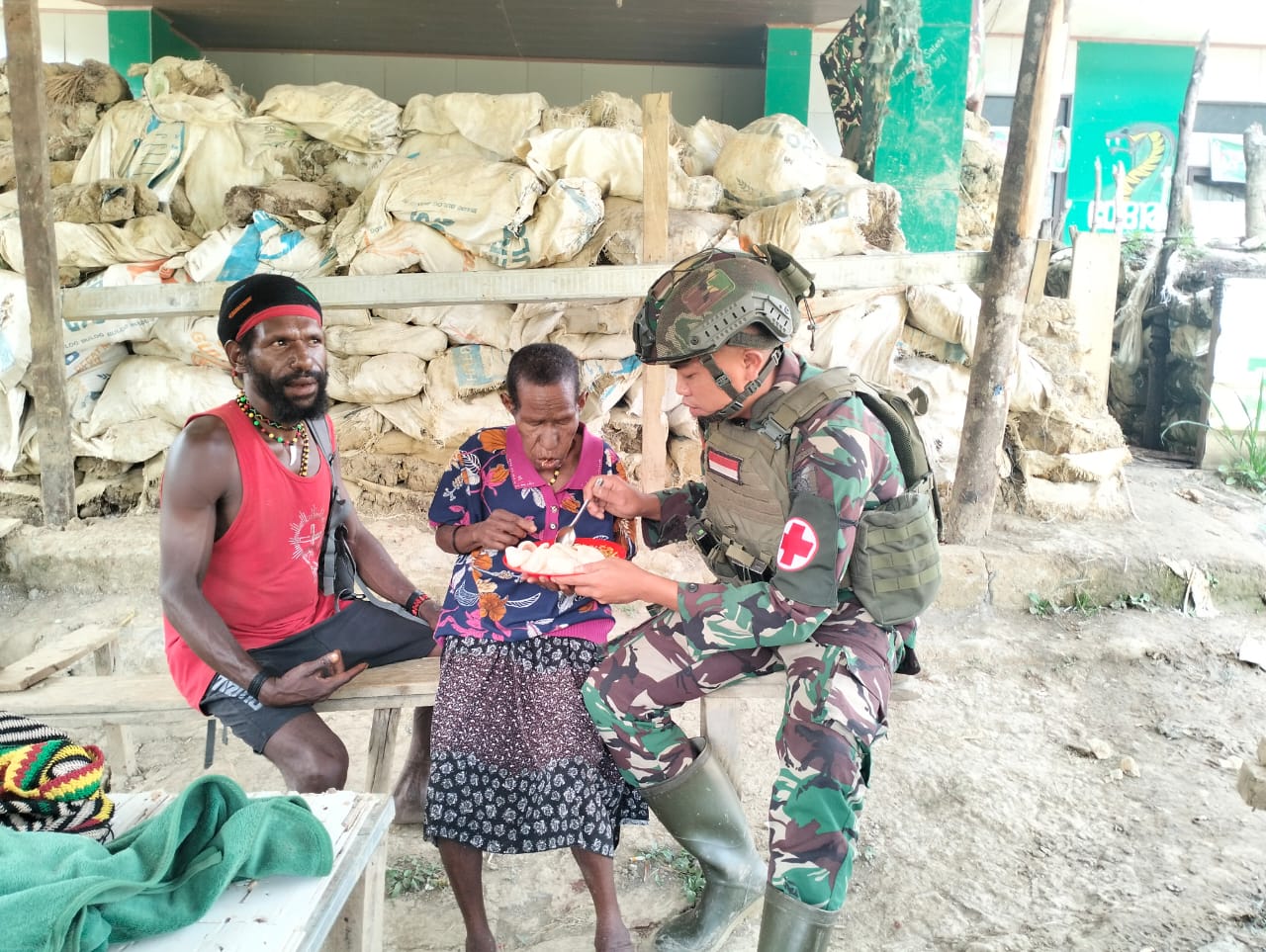 Prajurit Yonif 323/BP Berikan Sentuhan Sehat untuk Warga Papua