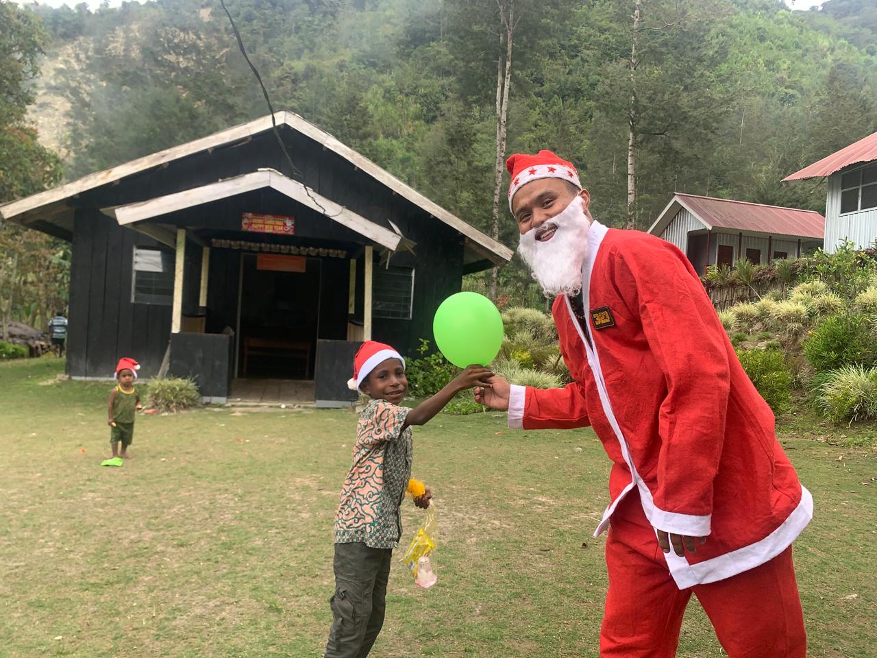 Prajurit Buaya Putih Yonif 323 Buaya Putih tebar kebahagiaan