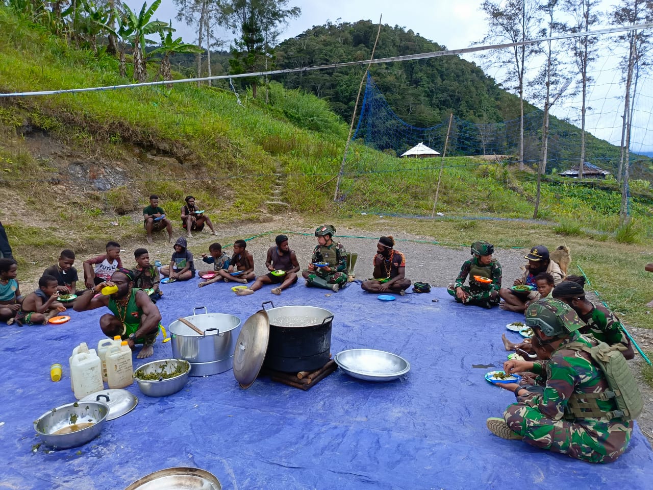 Prajurit Buaya Putih Kostrad ajak Makan Siang bersama Masyarakat