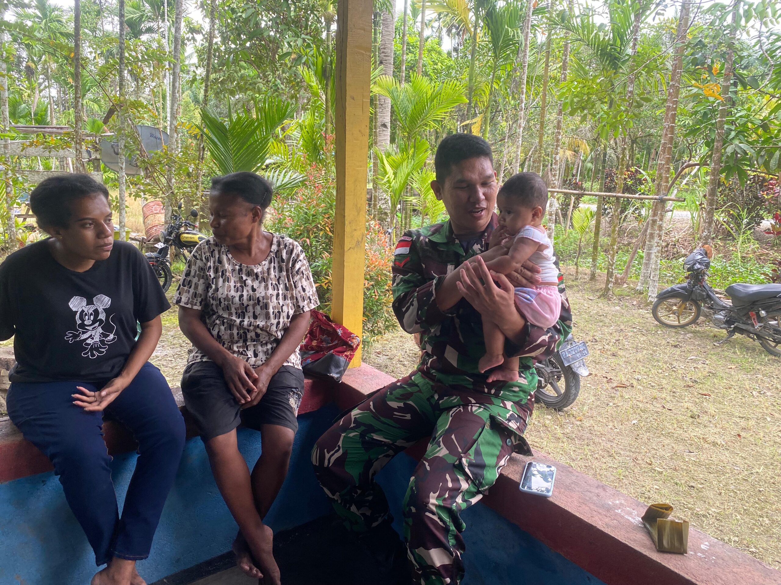 Jalin Keakraban Dengan Masyarakat, Personil Satgas Pamtas RI-PNG Yonif 131/BRS Laksanakan Anjangsana Ke Masyarakat Kampung Wambes