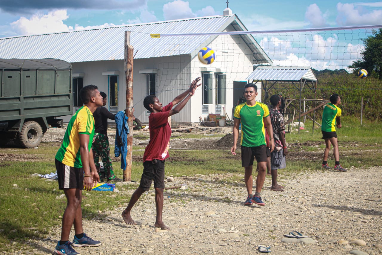 Bangkitkan Semangat Kebersamaan Pemuda Papua Dalam Berolahraga Voli
