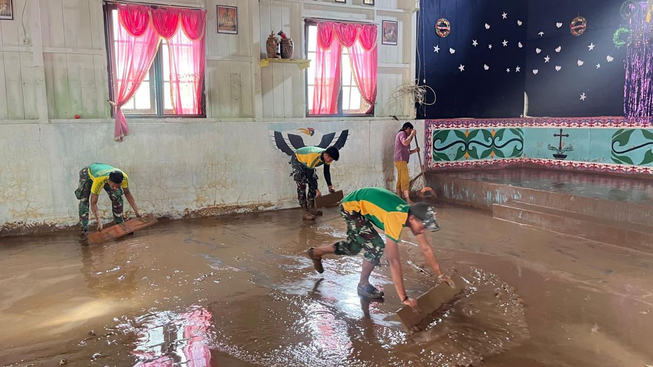 Satgas Pamtas Yonarmed 11 Kostrad Laksanakan Karya Bakti di Desa Tau Lumbis Pasca Banjir Bandang