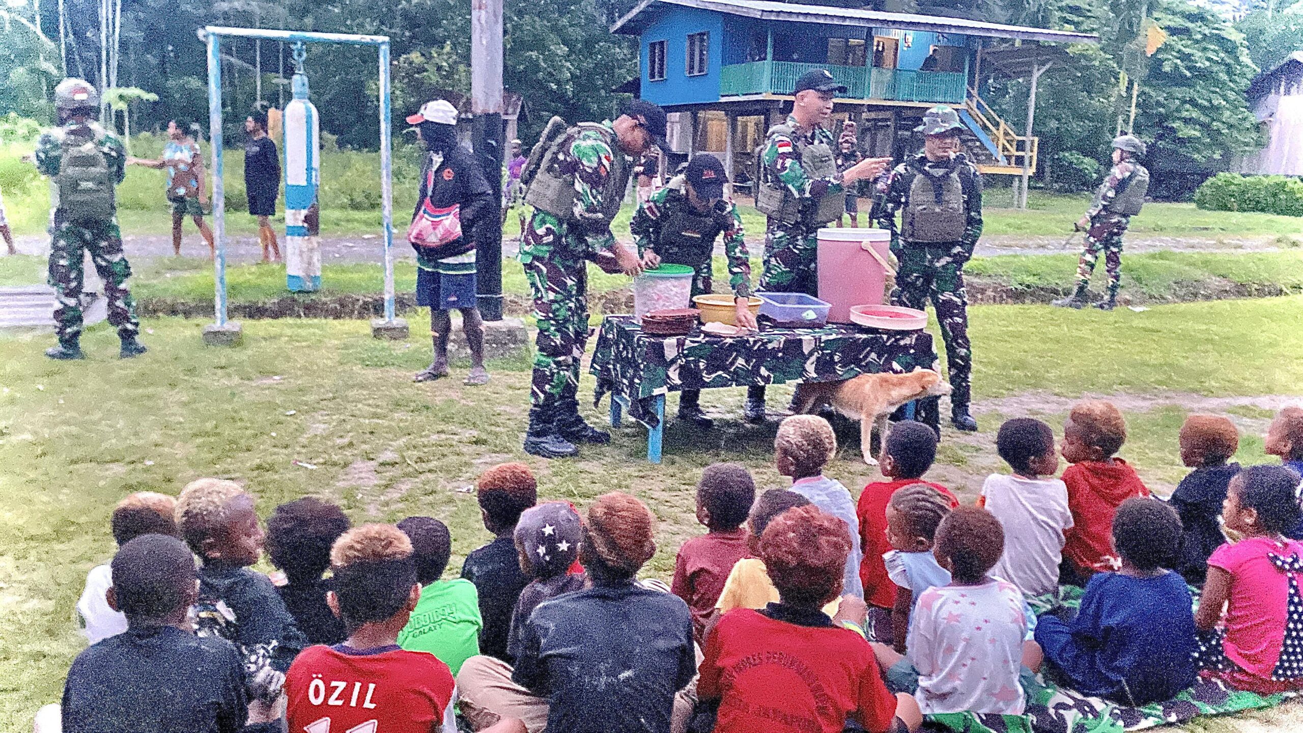 Makan Bersama Masyarakat Perbatasan, Wujud Kedekatan Satgas Yonif 131/Brajasakti Dengan Masyarakat Papua