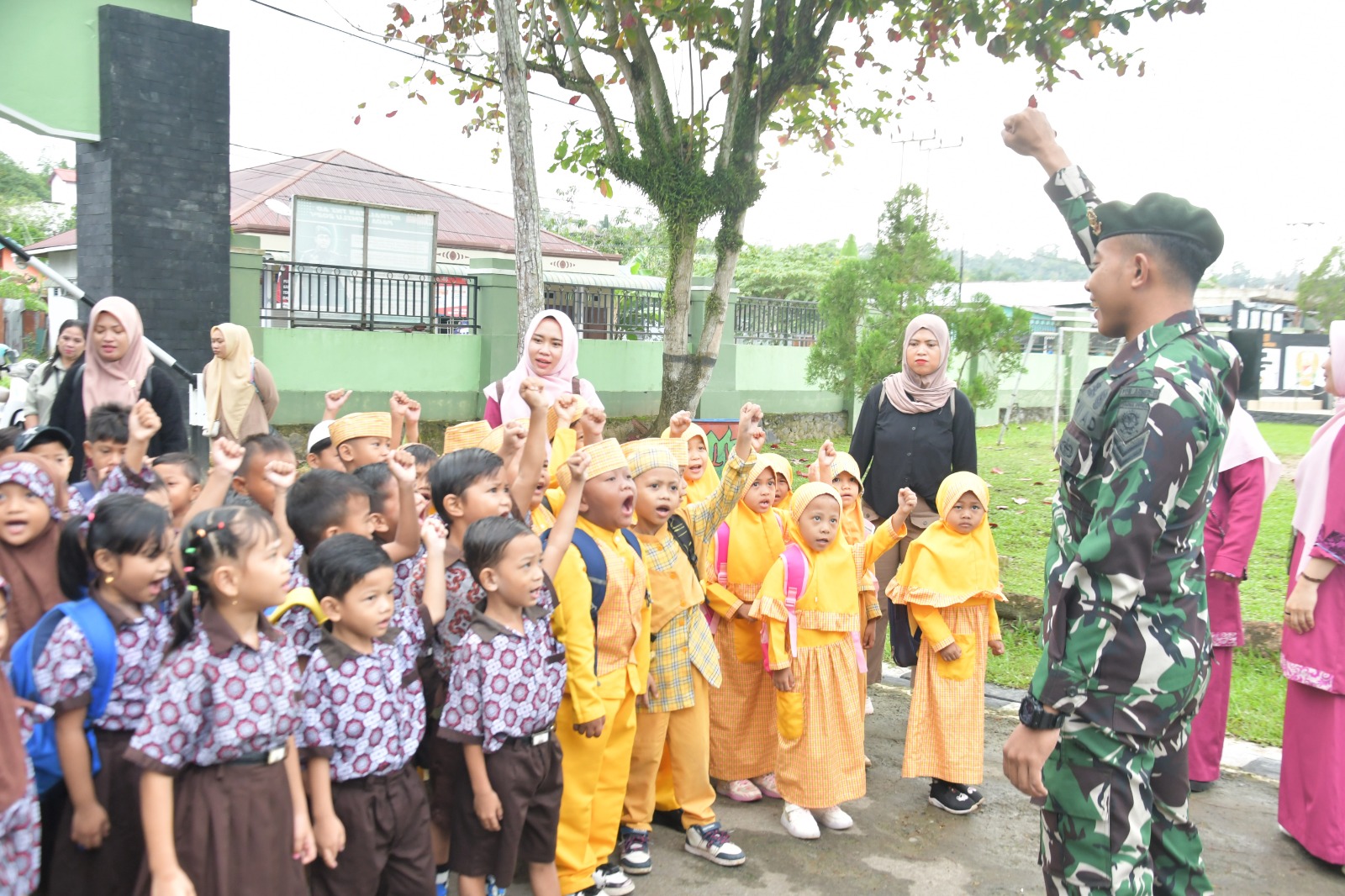 Anak-Anak TK Ki Hajar Dewantara dan TK Islam Handayani Kunjungi Pos Kotis Satgas Pamtas Yonarmed 11 Kostrad dalam Kunjungan Edukasi Militer