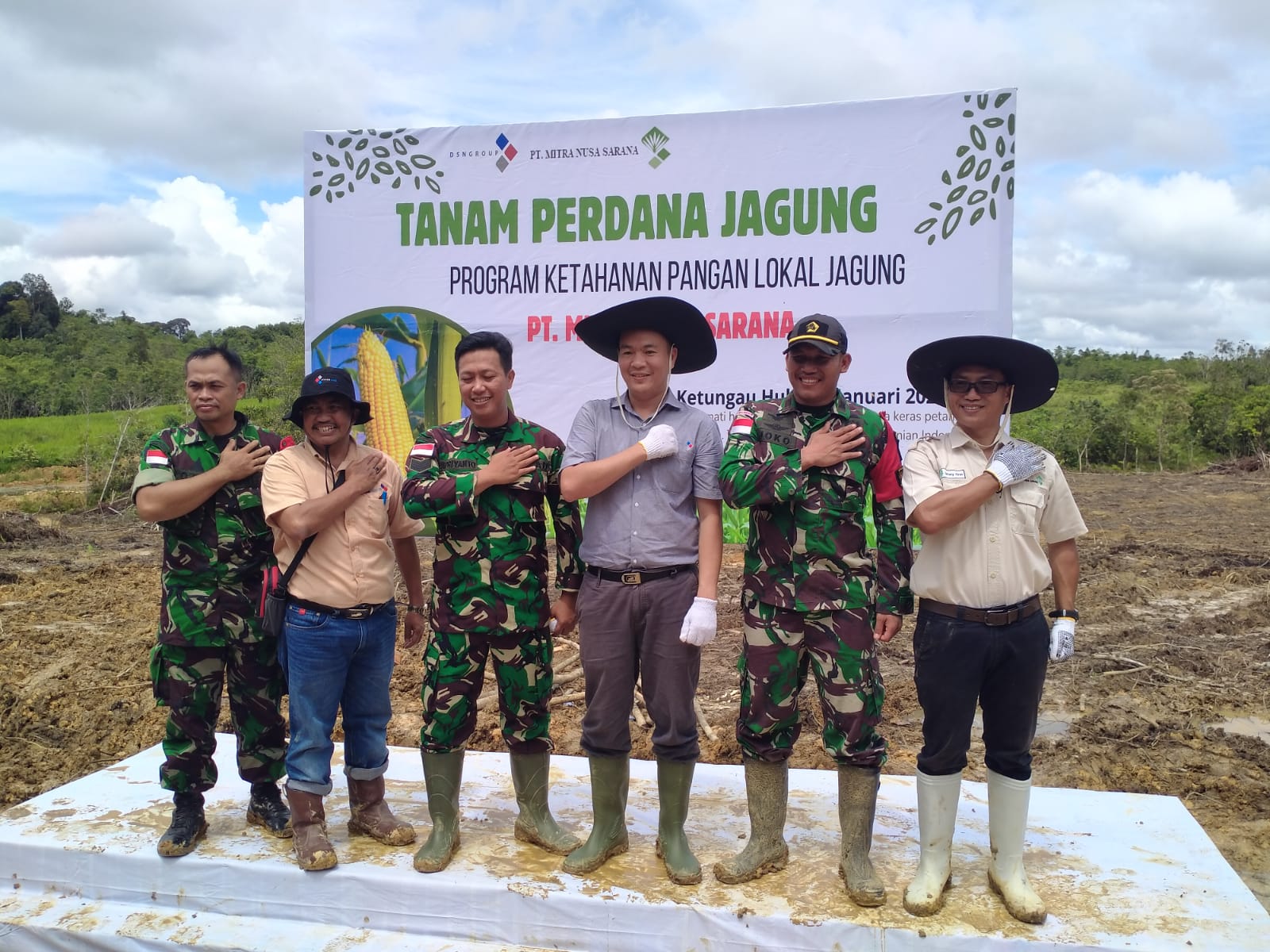 Kolaborasi Satgas Yonzipur 5/ABW Menuju Ketahanan Pangan Berkelanjutan Melalui Penanaman Jagung Perdana di Perbatasan