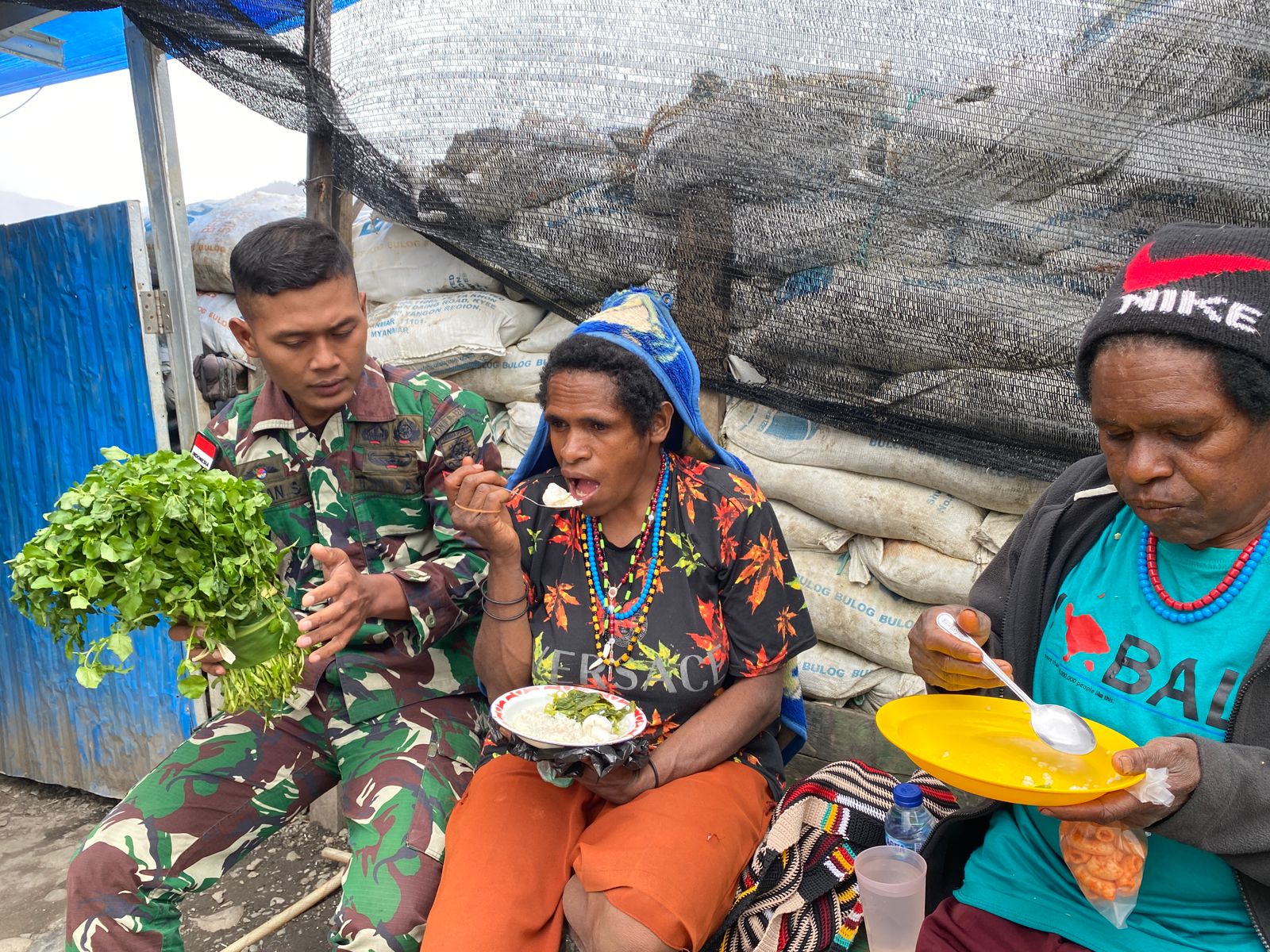 Senyum Mama Kago Makan Siang Bersama Prajurit Buaya Putih Kostrad