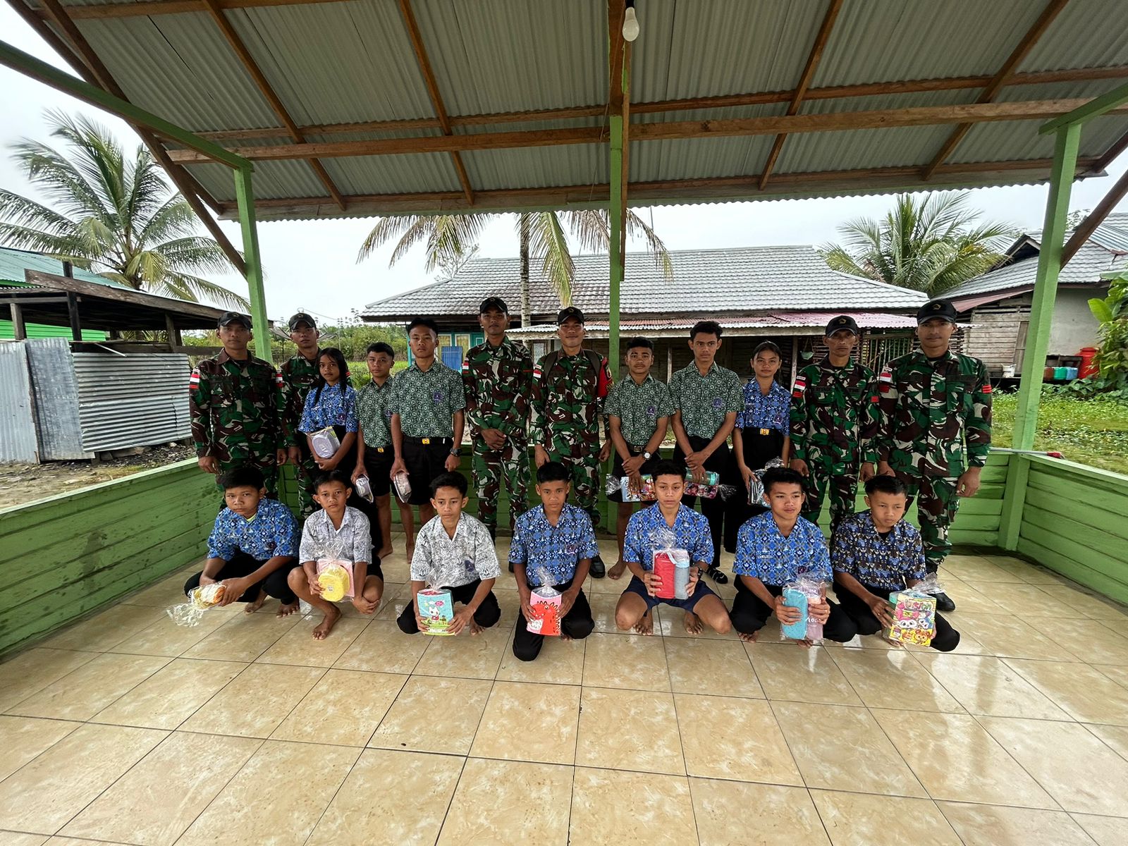 Wujud Perhatian Dan Kebersamaan, Satgas Yonzipur 5/ABW Berikan Kado Tahun Baru Kepada Siswa-Siswi Perbatasan RI-Malaysia