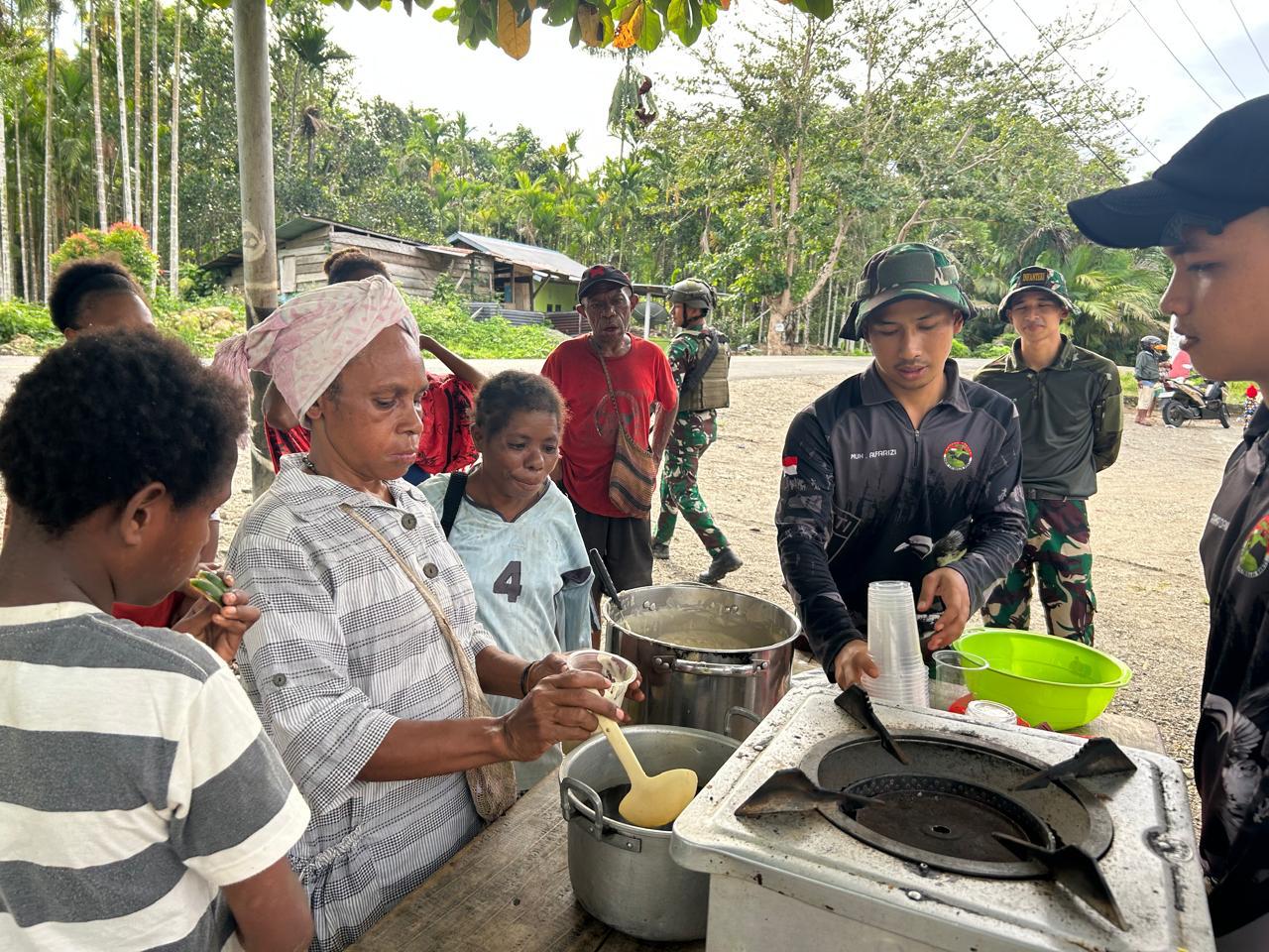 Tingkatkan Kreativitas Masyarakat Papua, Satgas Yonif 131/BRS Ajarkan Buat Makanan Olahan