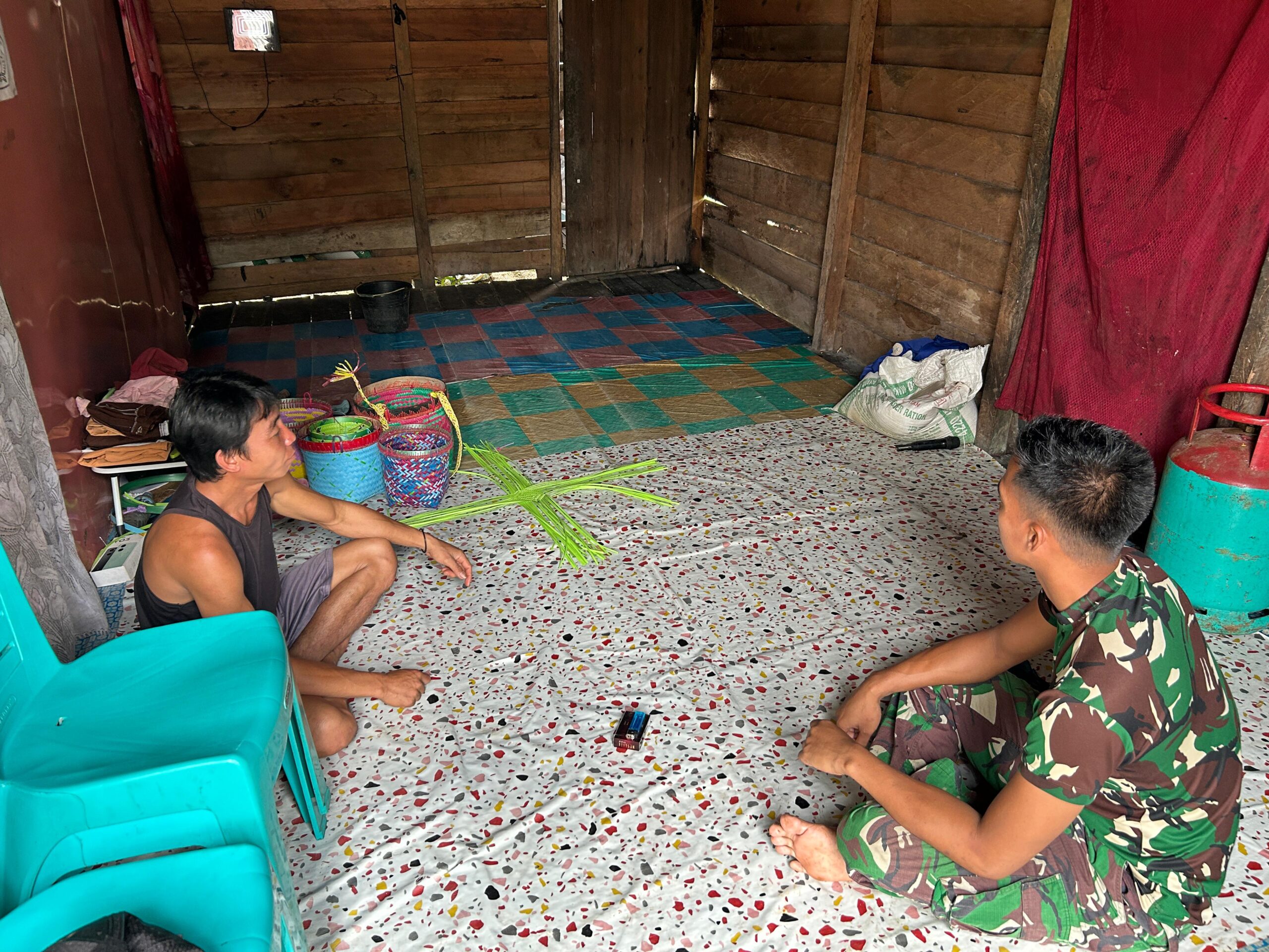 Melalui Komunikasi Sosial (Komsos), Satgas Yonzipur 5/ABW Wujudkan Sinergi Dengan Masyarakat dalam Mempererat Kebersamaan