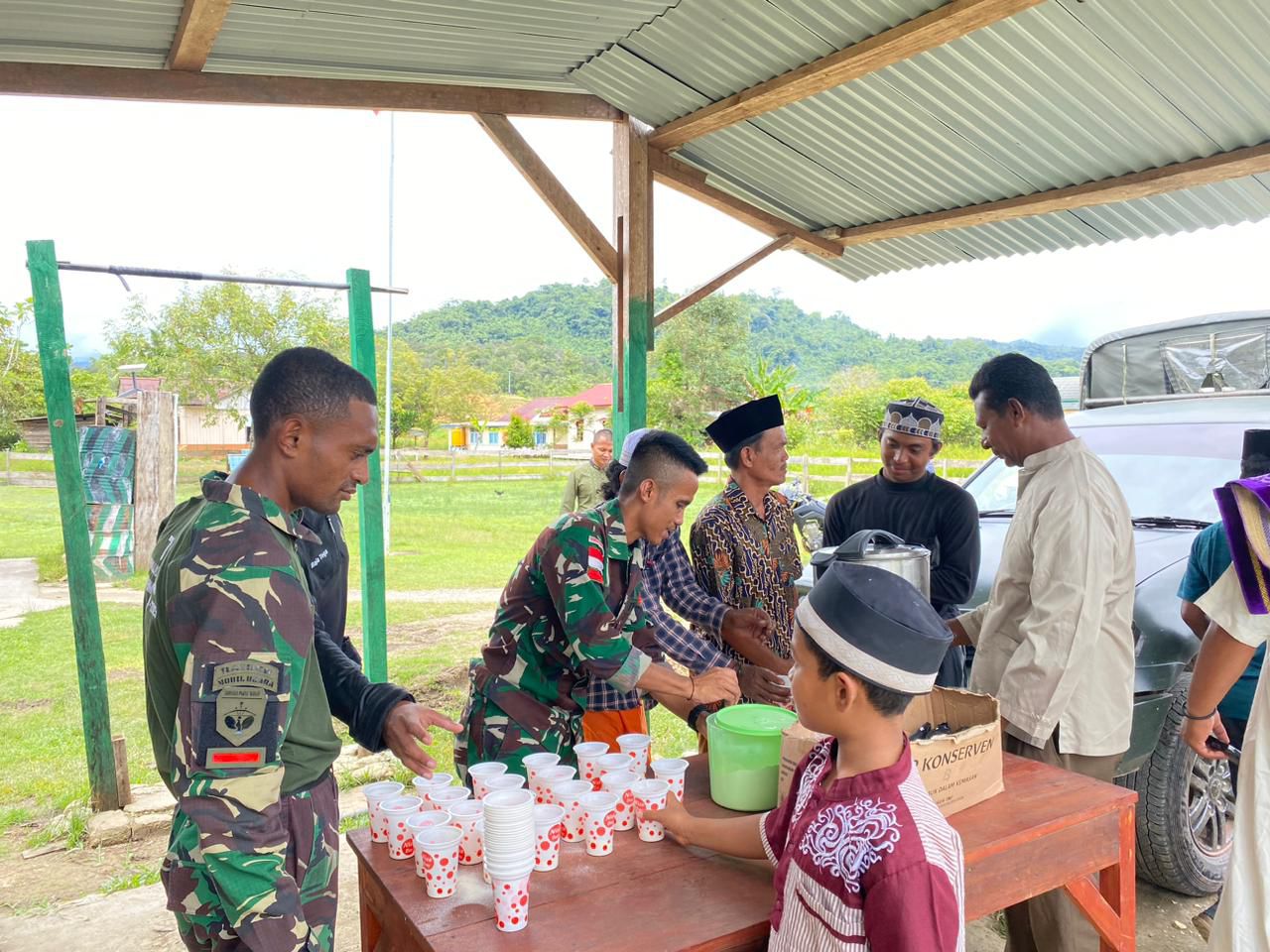 Aksi Mulia! Satgas Yonif 762/VYS Berbagi Makanan di Program Jumat Berkah