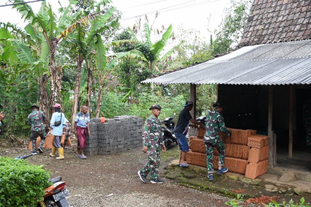 Satgas TMMD ke-123 Kodim 0822 Bondowoso Percepat Renovasi Mushola di Desa Trotosari