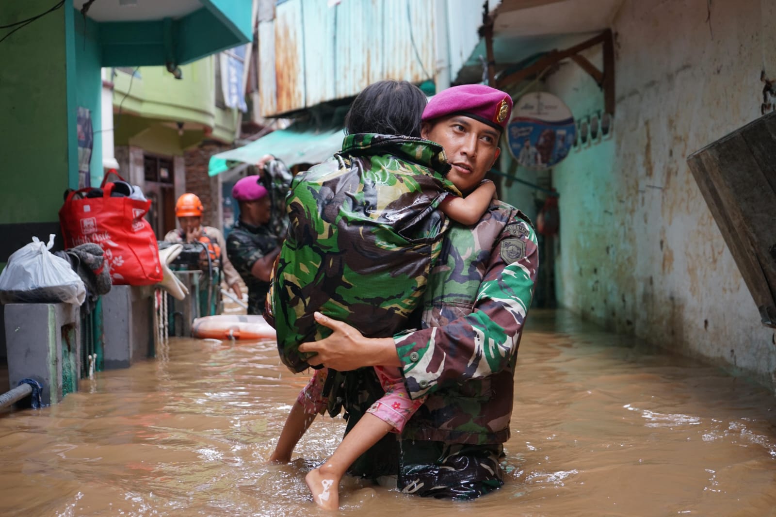 Aksi Tanggap Prajurit Pasmar 1 Korps Marinir Evakuasi Korban Banjir di Jakarta