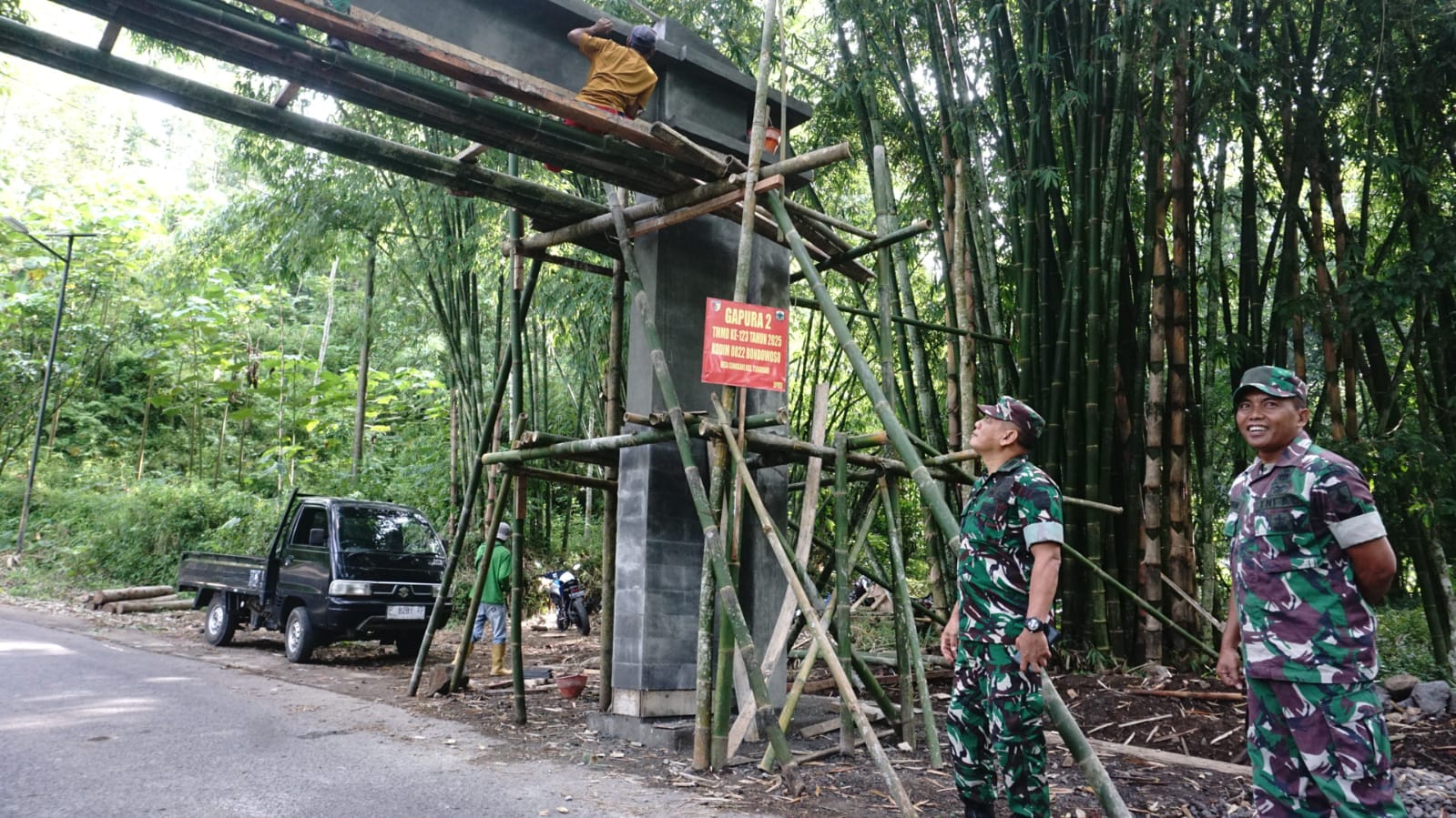 Kasdim 0822 Bondowoso Tinjau Progres Gapura TMMD ke-123 di Gunosari, Hampir Rampung