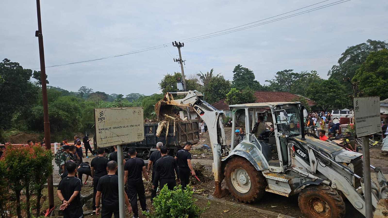 Banjir Bandang Desa Leuwinutug, Komandan PMPP TNI Berikan Bantuan Langsung dan Bantu Evakuasi Dilapangan