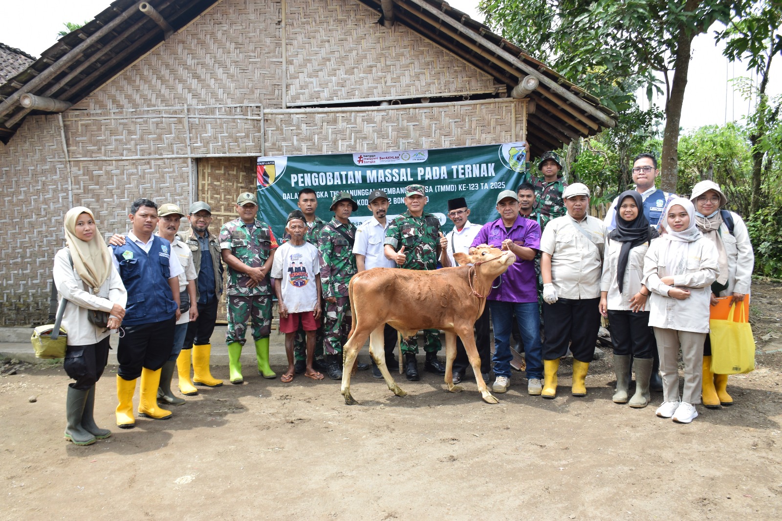 TMMD 123 Kodim 0822 Bondowoso Tingkatkan Kesehatan Ternak di Desa Gunosari
