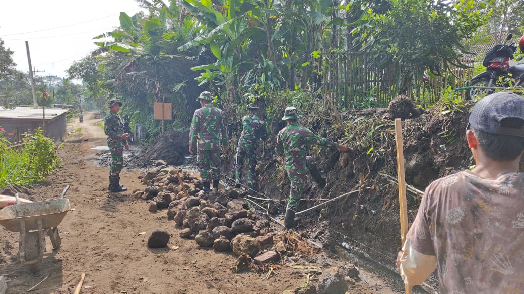 Pembuatan Jalan Plengsengan Skala Prioritas Satgas TMMD 123 Bondowoso