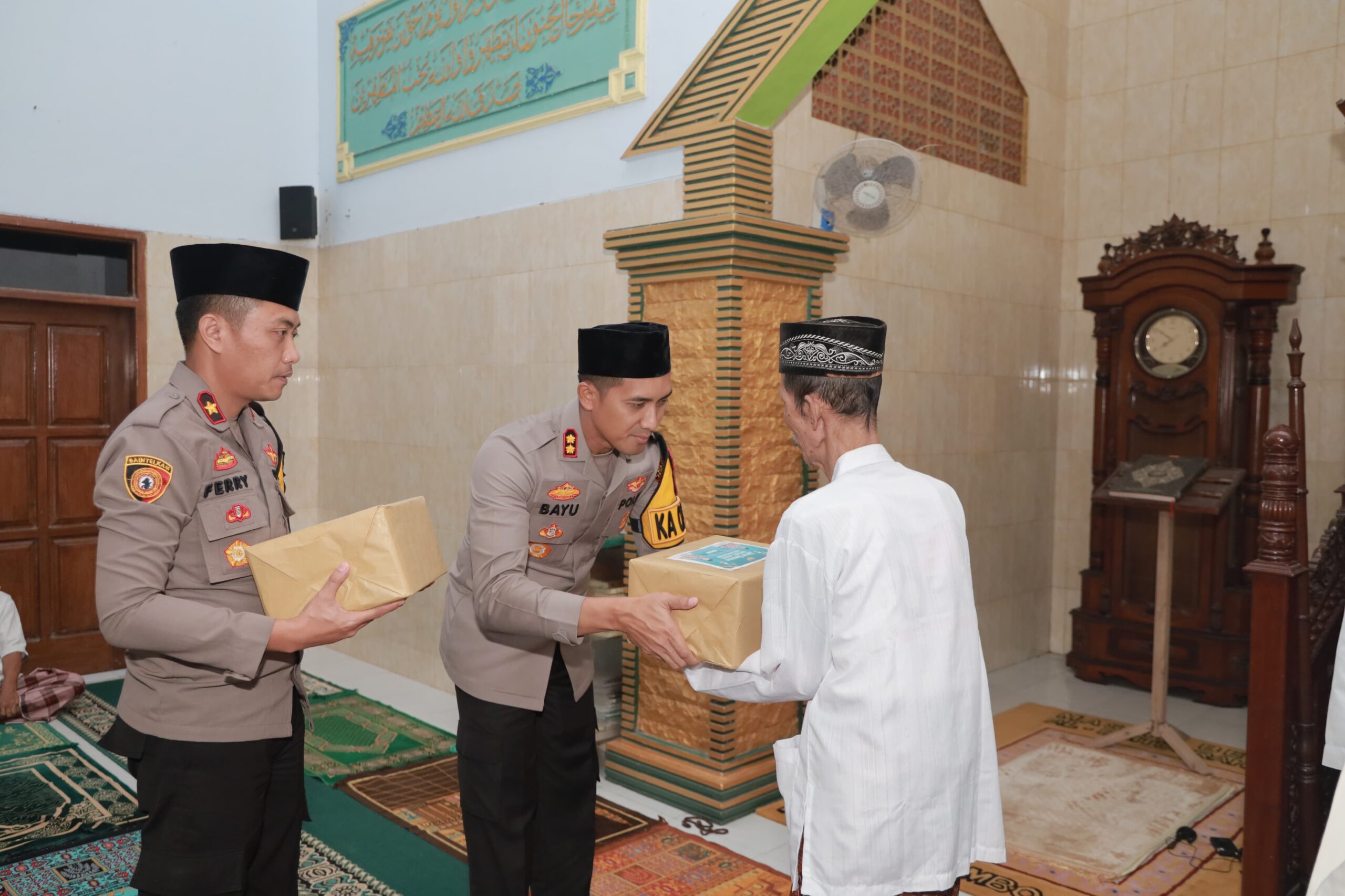 Takmir dan Marbot Masjid Al Baiturrahman Dapatkan Tali Asih dari Polres Jember