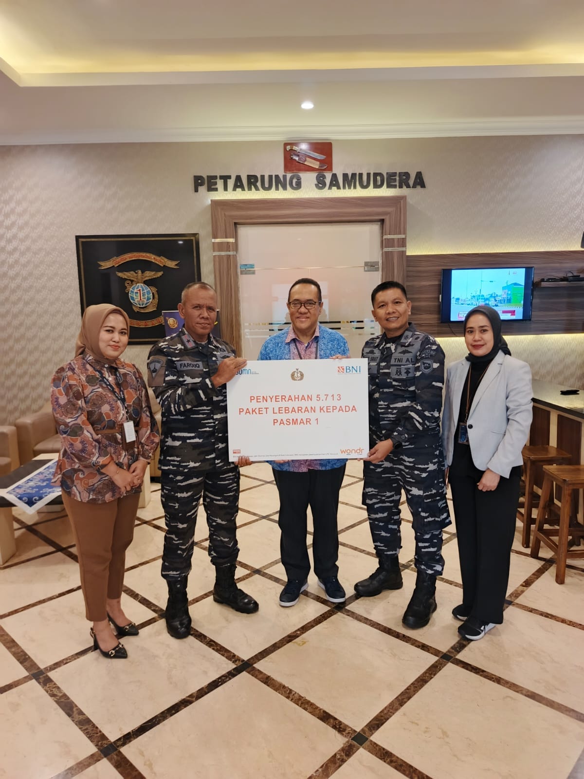 Danpasmar 1 Terima Ribuan Bingkisan Lebaran Dari BNI Secara Simbolis