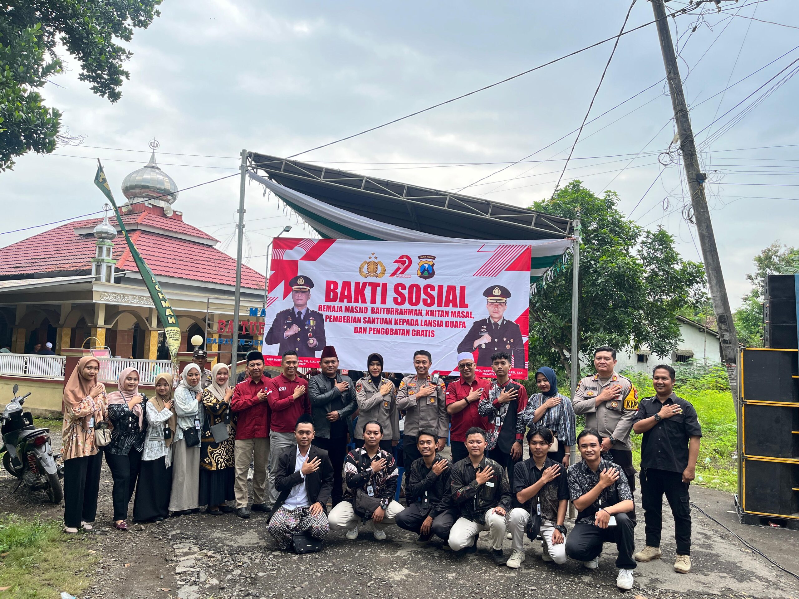 Remaja Masjid Baiturrohman bersama Pemuda Pemudi Sosial Laksanakan Giat Bakti Sosial Khitan Massal serta Penyerahan Bantuan Sosial oleh Polres Jember melalui Wakapolres Jember, Serta KJJT jember bertempat di halaman Masjid Baiturrohman