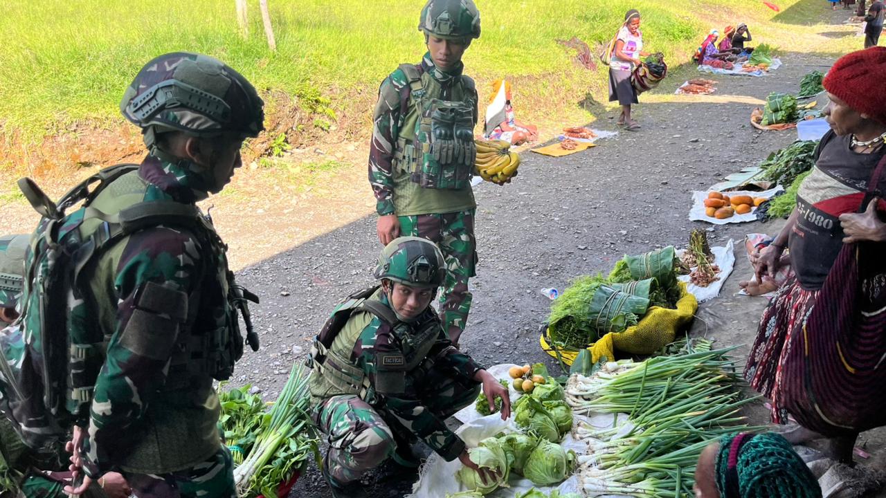 Pasar Tradisional Satgas Yonif 521/DY Borong Hasil Bumi Masyarakat Distrik Kelila 