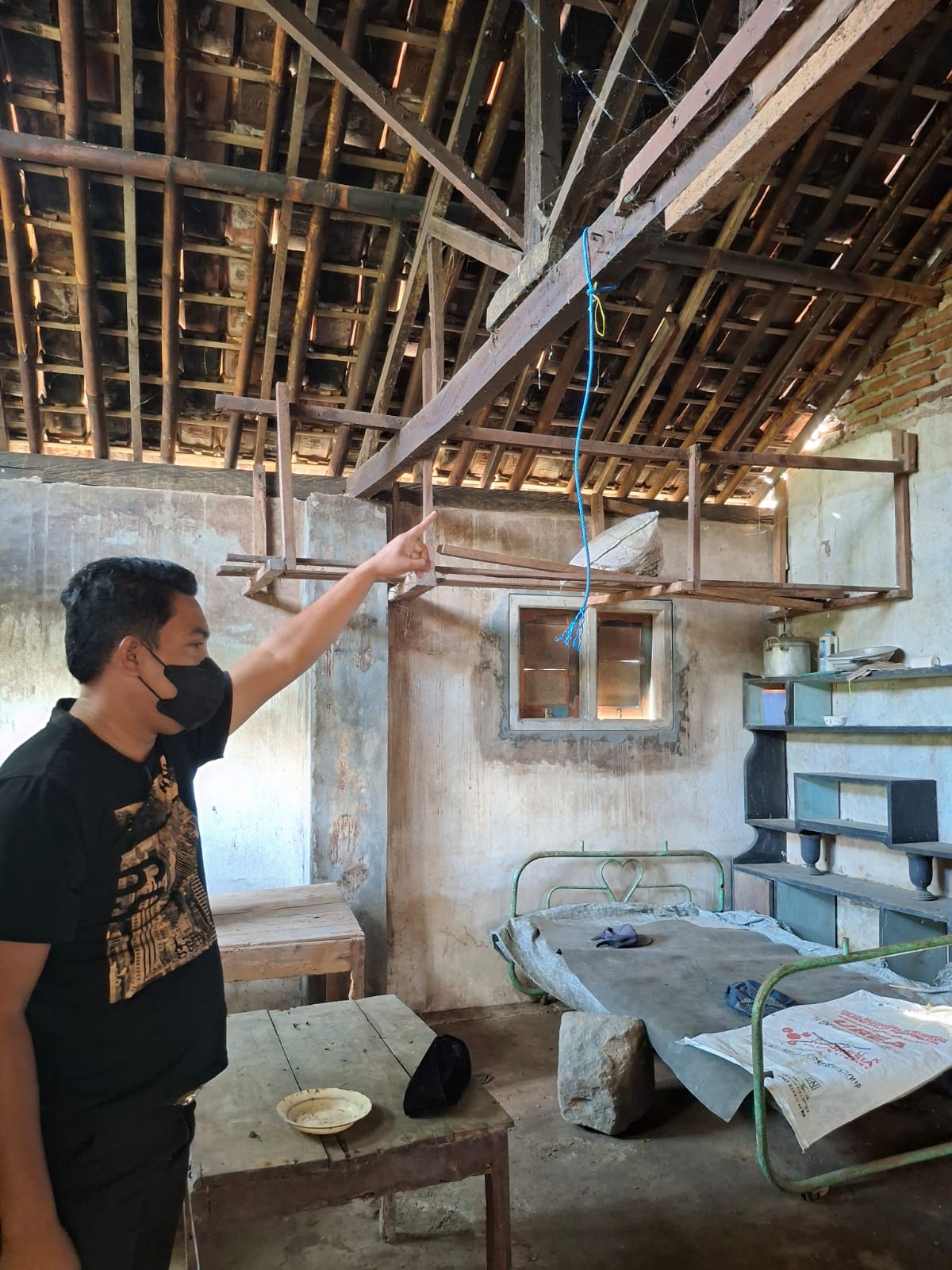 *Kakek 86 Tahun di Banyuwangi Ditemukan Tewas Gantung Diri, Keluarga Tolak Autopsi* 