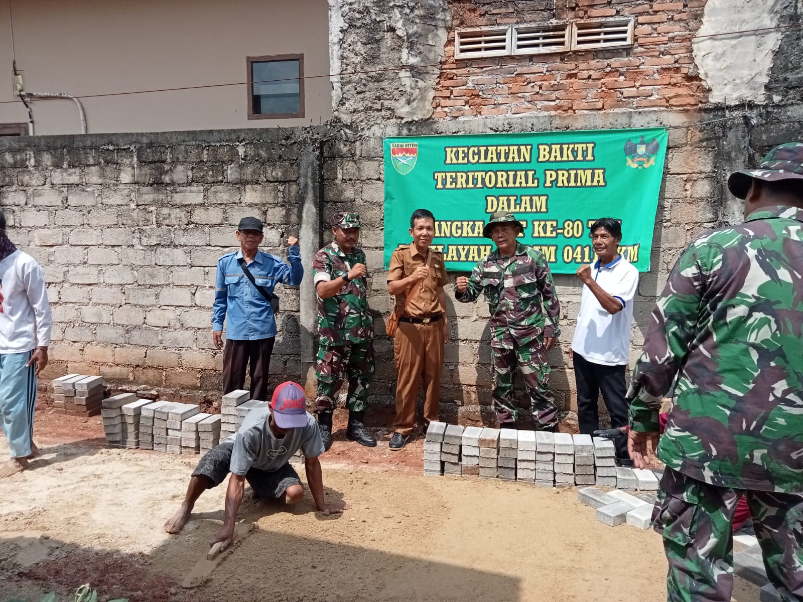 KEMANUNGGALAN TNI DENGAN RAKYAT, BABINSA BANTU MASYARAKAT PASANG PAVING DI KELURAHAN BINAAN.