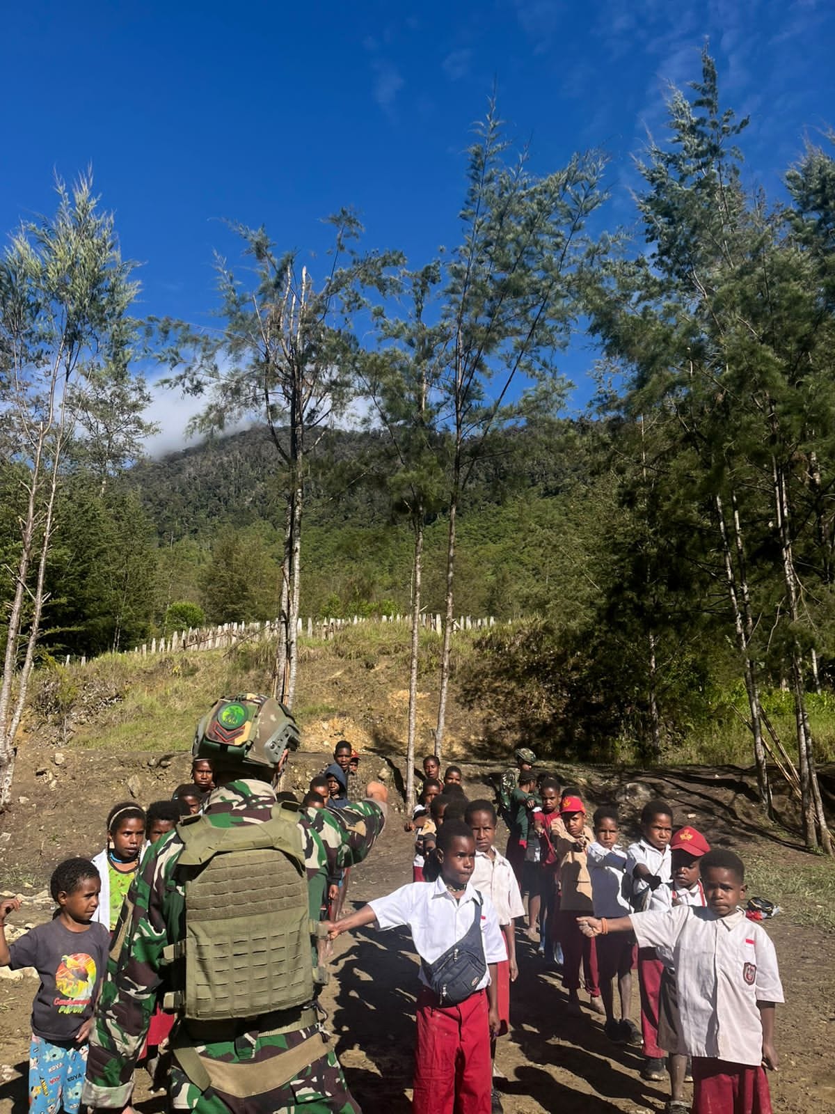 Satgas Yonif 700/WYC Didik Siswa SD Mayuberi dengan Semangat Disiplin Melalui PBB
