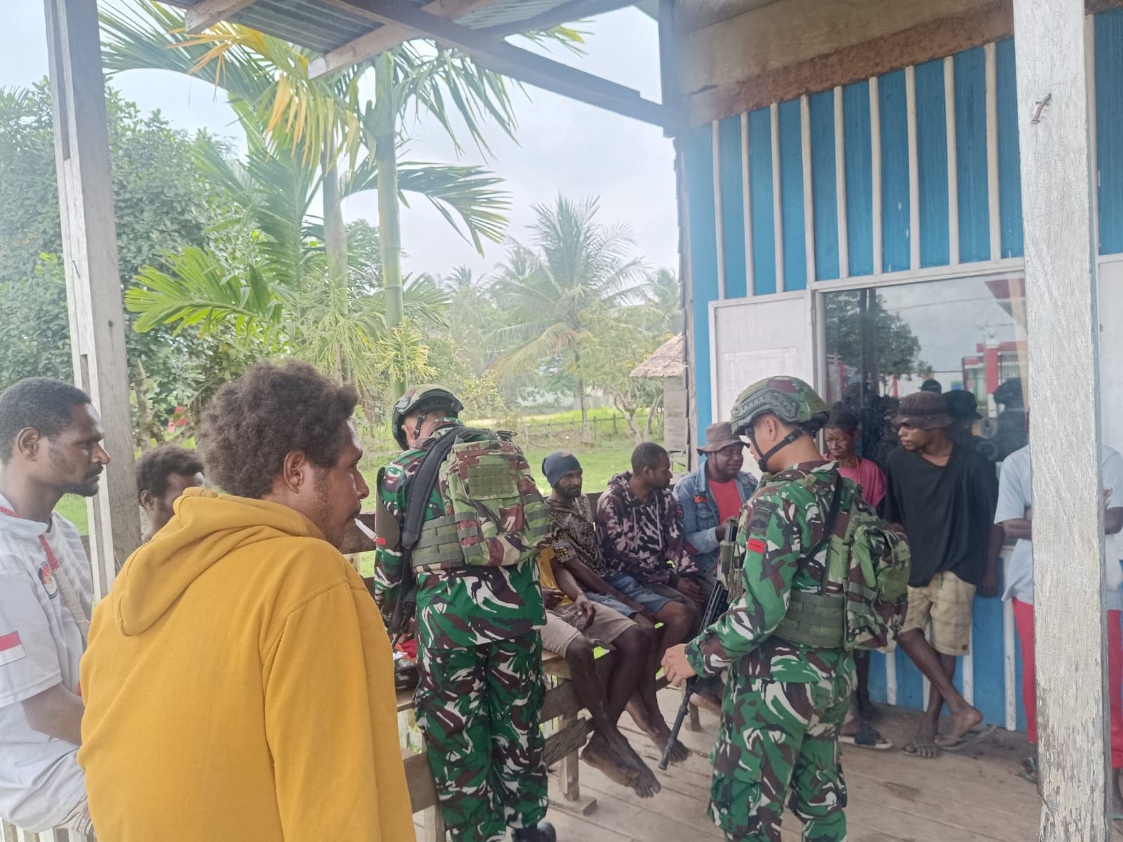 *Pos Mur Laksanakan Patroli Simpatik di Kampung Mur, Distrik Mambioman Bapai*