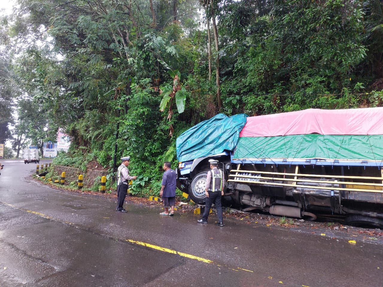 Truk Tronton Bermuatan Galon Alami Rem Blong di Tikungan Patung Gandrung
