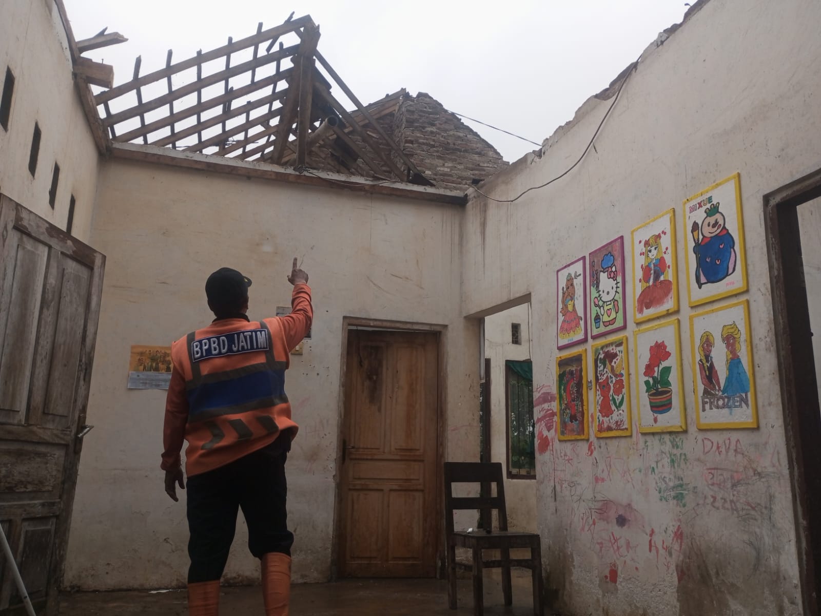 Rumah Warga Kalibaru Kulon Ambruk Akibat Cuaca Buruk