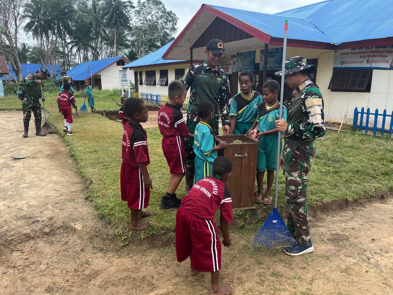 *Pos Venaha Satgas Yonif 123/Rajawali Gelar Karya Bhakti Bersama Siswa di SD Inpres Sahapikya*