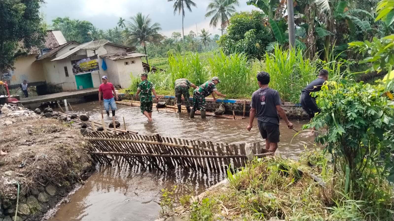 Karya Bhakti Serentak dalam Rangka HUT ke-62 Korem 083/Baladika Jaya di Kecamatan Ledokombo