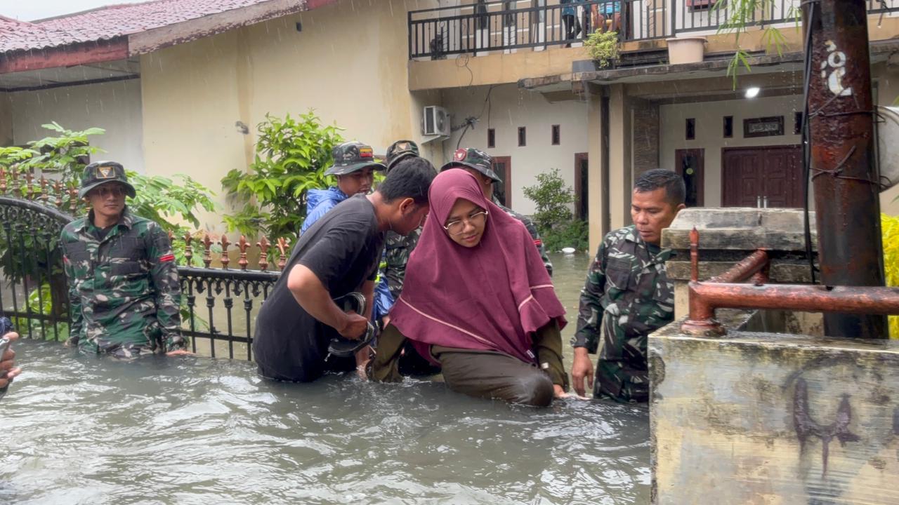 Prajurit Yonkav 6/NK Bantu Warga Terjebak Banjir di Asam Kumbang