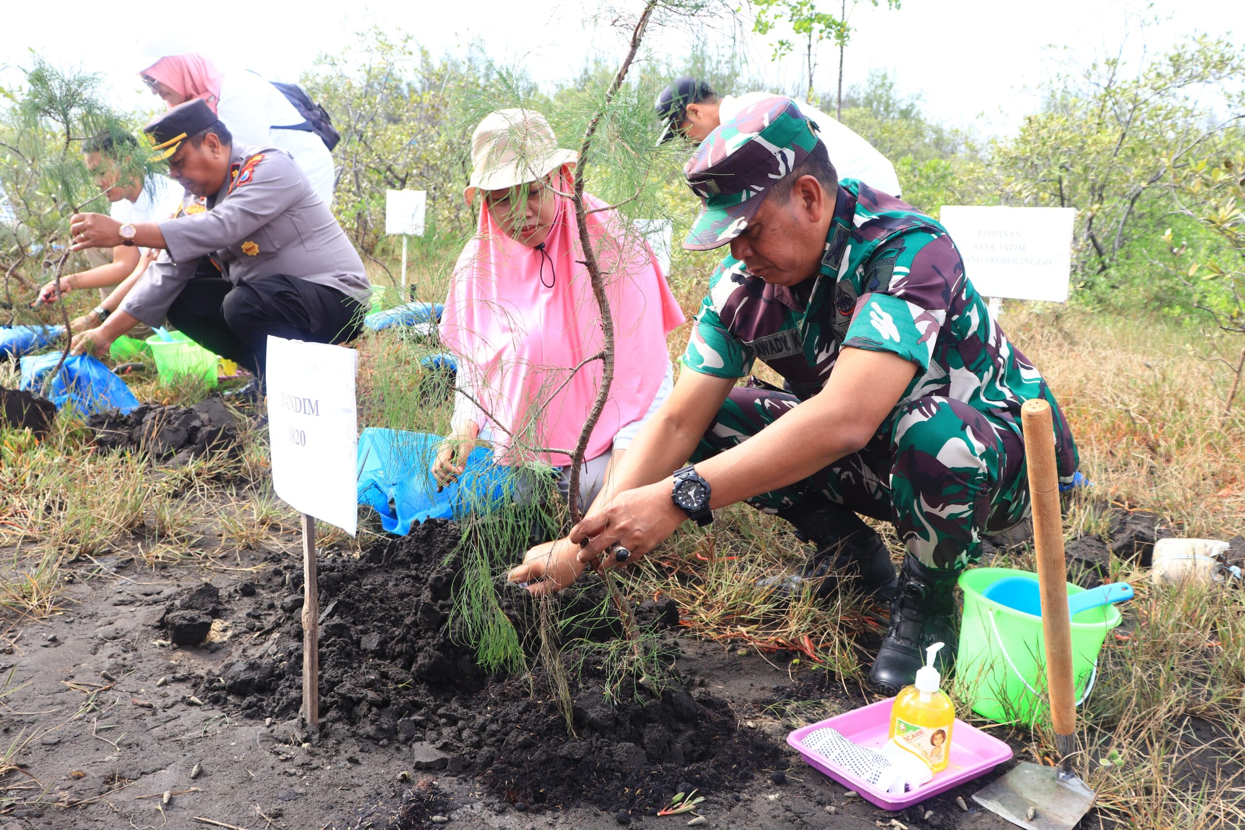 Kasdim 0820/Probolinggo Mayor Inf Herawadi Karnawan Apel Bersama Peringatan HCPSN Dan Peluncuran Program SAGARA KITA