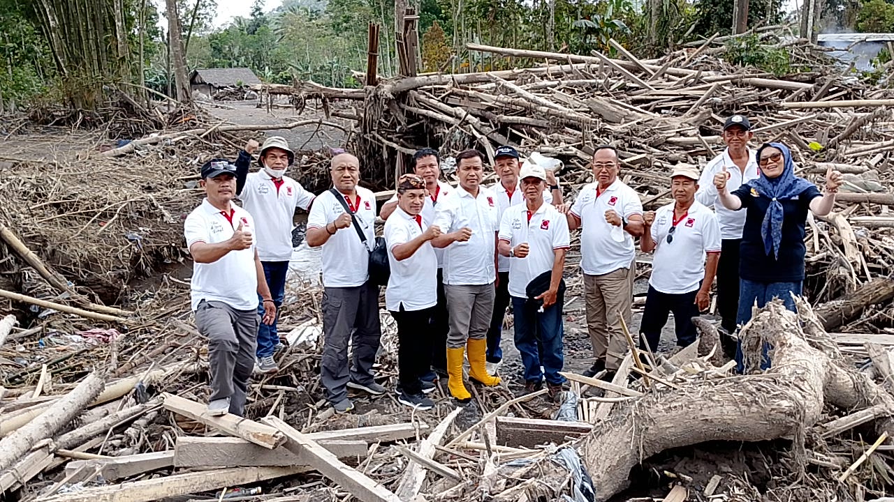 DPD Projo Jatim Serahkan Bantuan Paket Sembako Untuk Korban Erupsi Semeru
